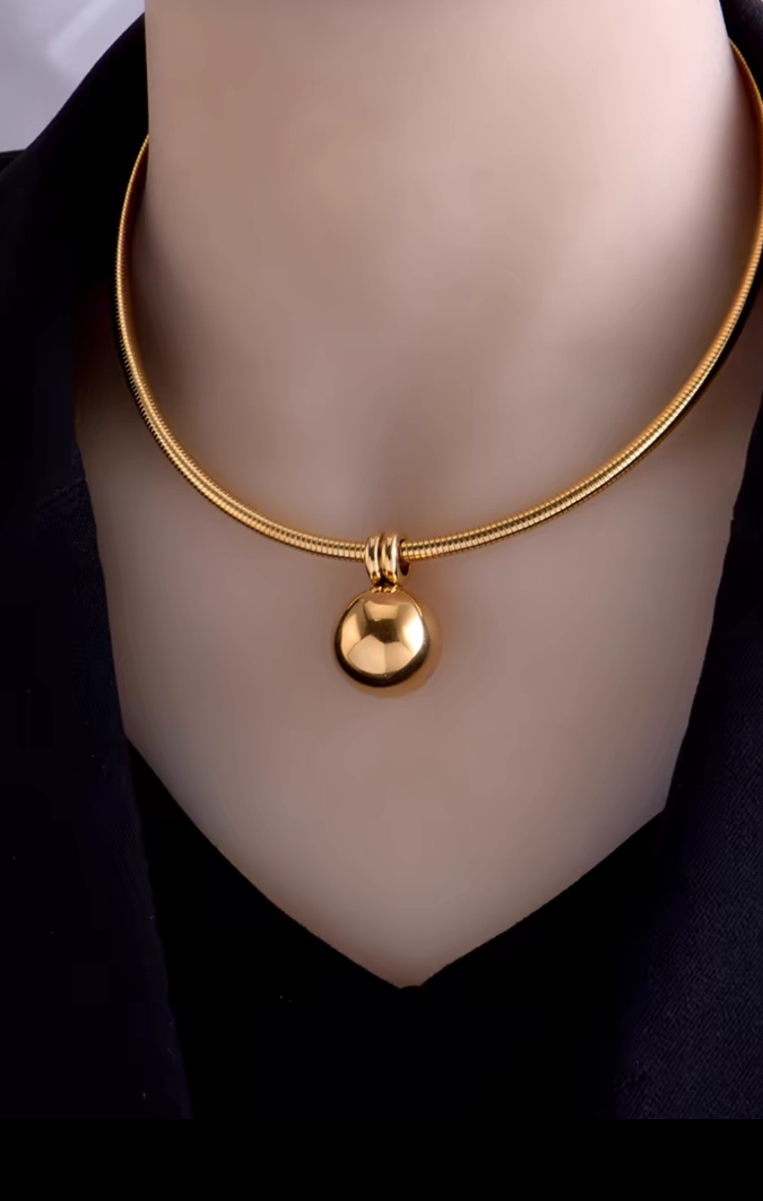 Titanium steel non-fading necklace, ins European and American style exaggerated and unique neckband, women's niche design collarbone chain neck chain Specification image