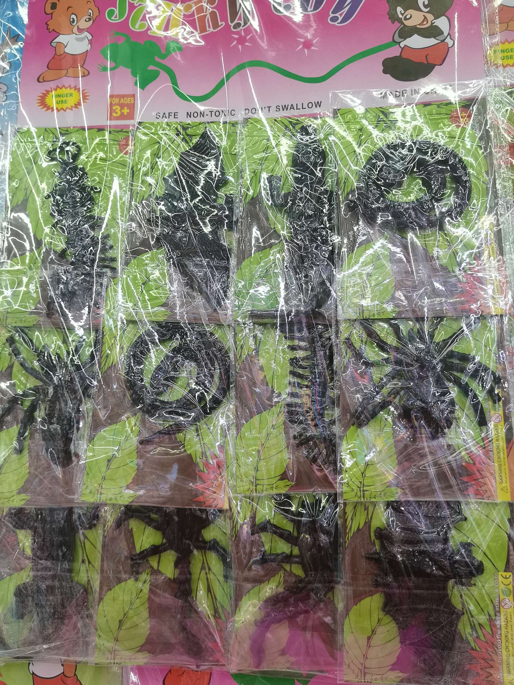 黑色大动物软胶玩具，十二入，动物款式混。