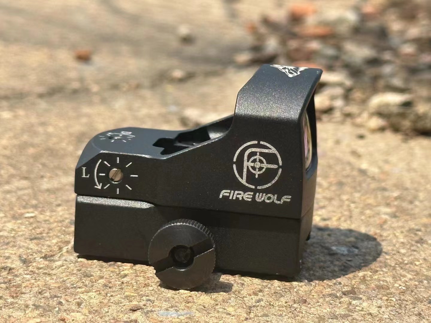 The new FIREWOLF F806 model features a 20mm red dot card slot with a wide field of view, high-definition red film, and a silver film with a red dot sight inside Specification image