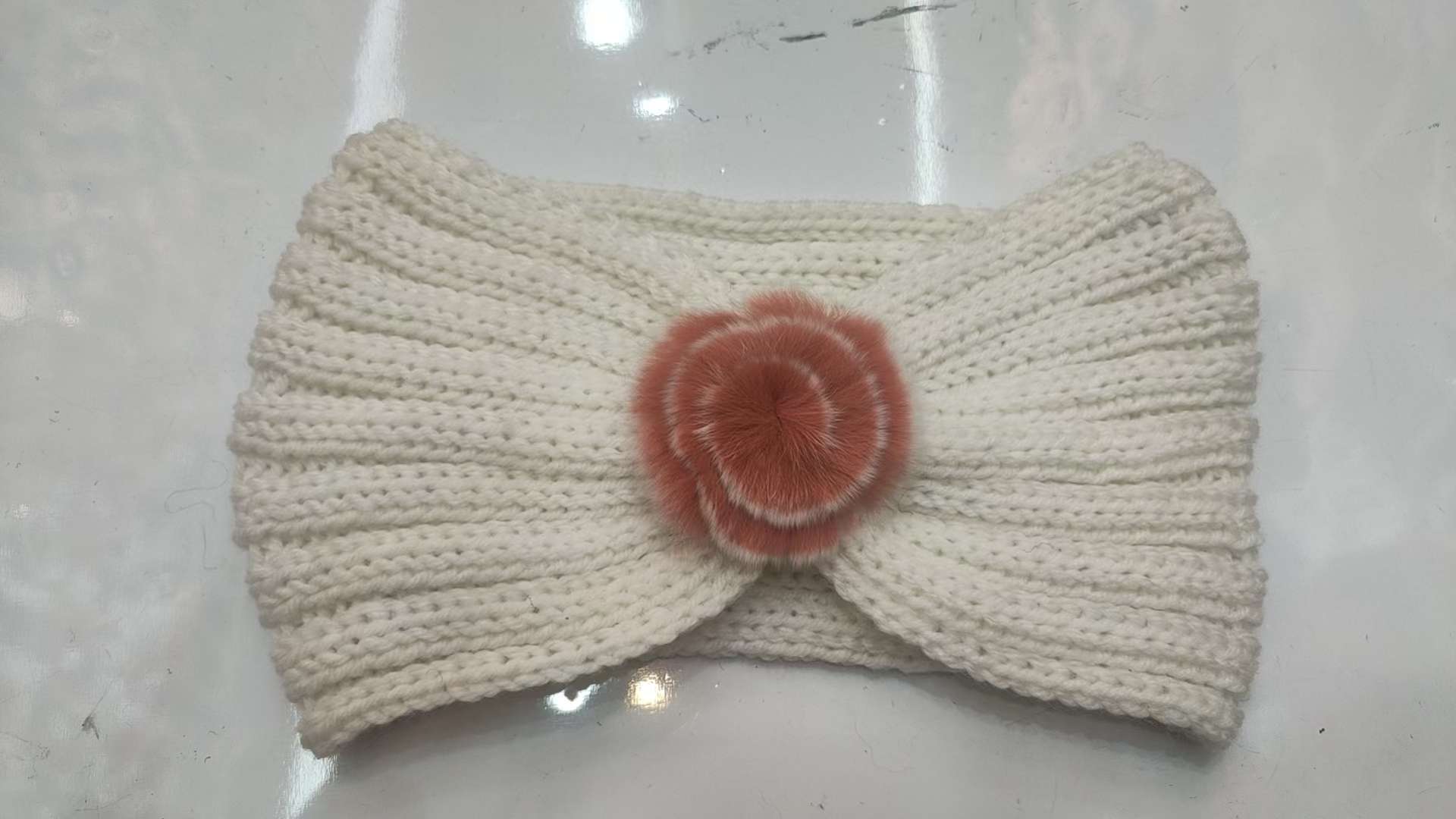 New fashionable and trendy hair accessories are the top choice for ladies. Knitted hair bands, knitted hair bands