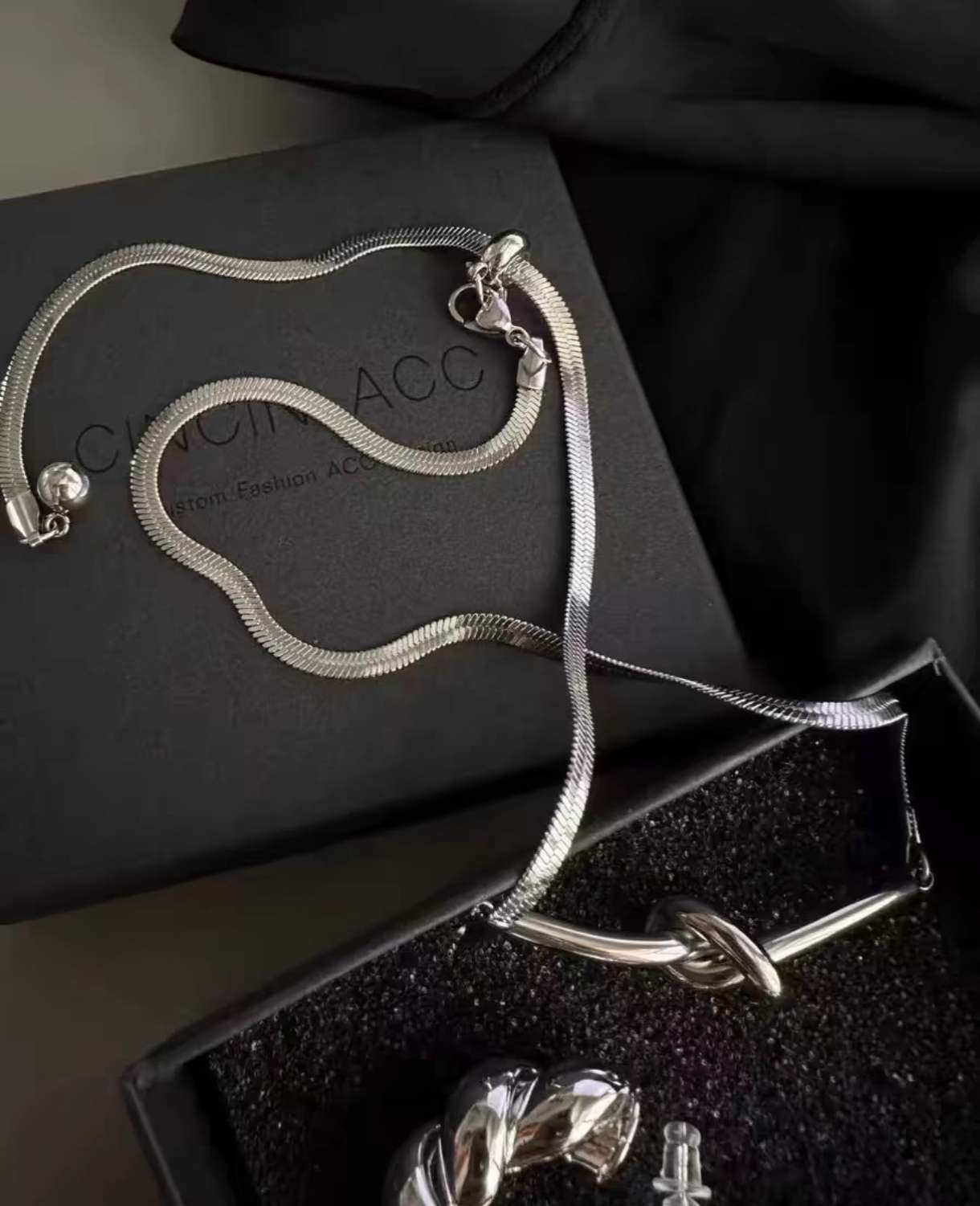 Titanium steel non-fading necklace, ins European and American personalized fashion exaggerated collar, women's niche design collarbone chain neck chain detail image 3