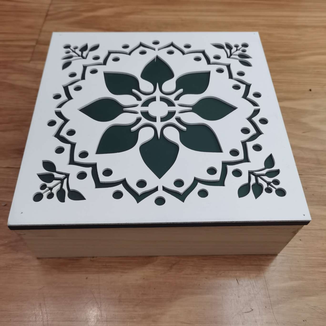木质工艺品 雕花镂空收纳盒，