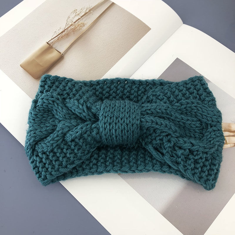 Solid color versatile knitted hair band, bow, woolen headband, ear protectors, handcrafted warm hair accessory, women's autumn and winter hair band Application Scenario