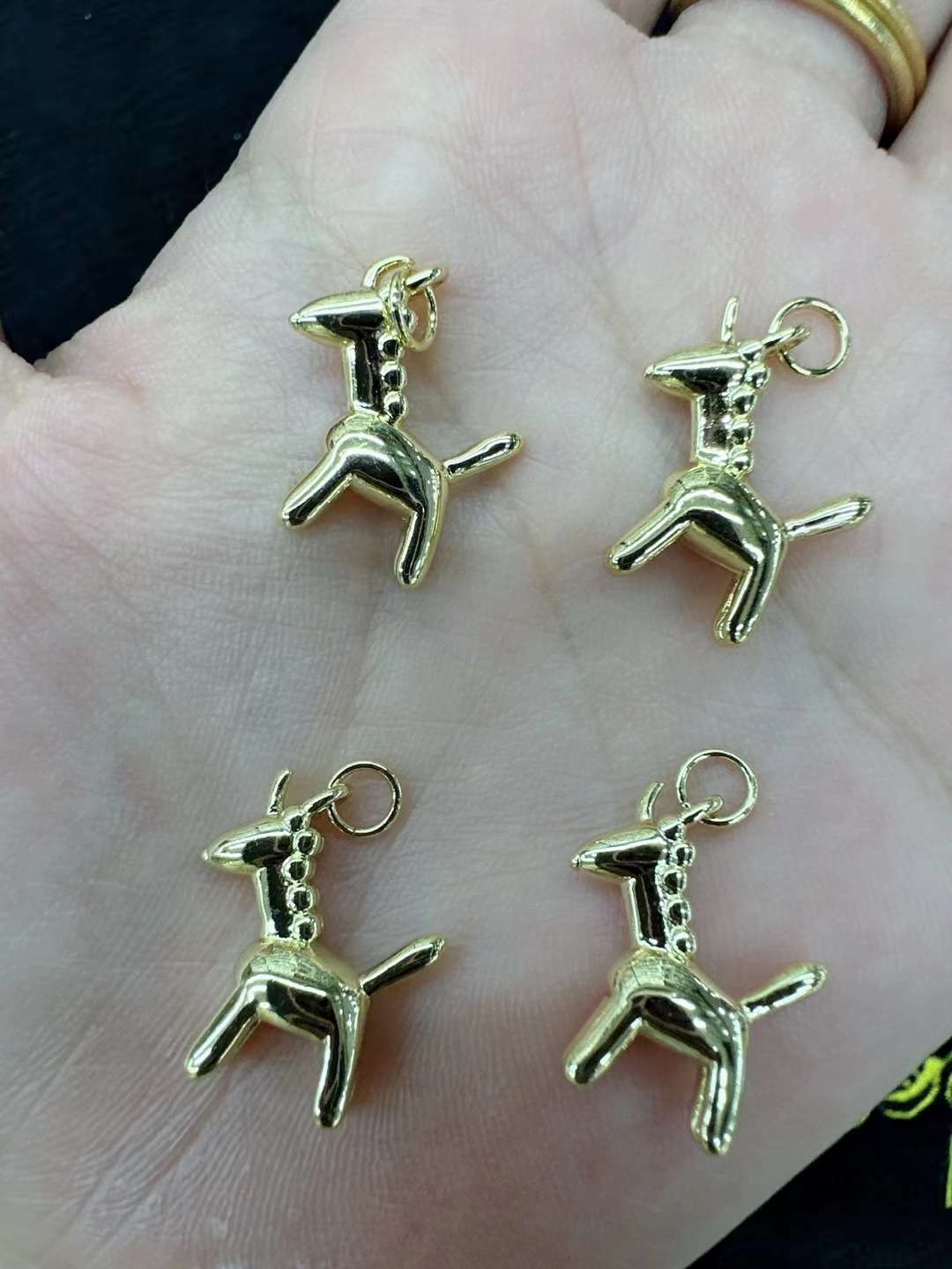 小鱼桃心干花吊坠不锈钢金属牌子 项饰饰品 精致时尚个性潮流女士首饰新款上市