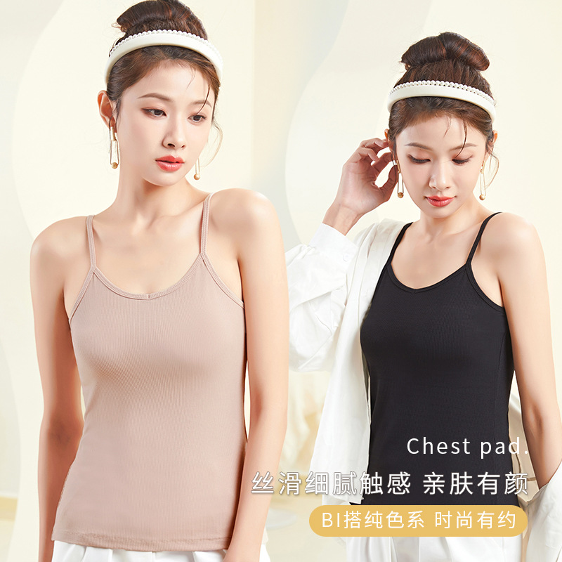 A plus-size women's halter top with a threaded V-neck and a slimming design. It is a white spring and summer base layer made of cotton details Picture