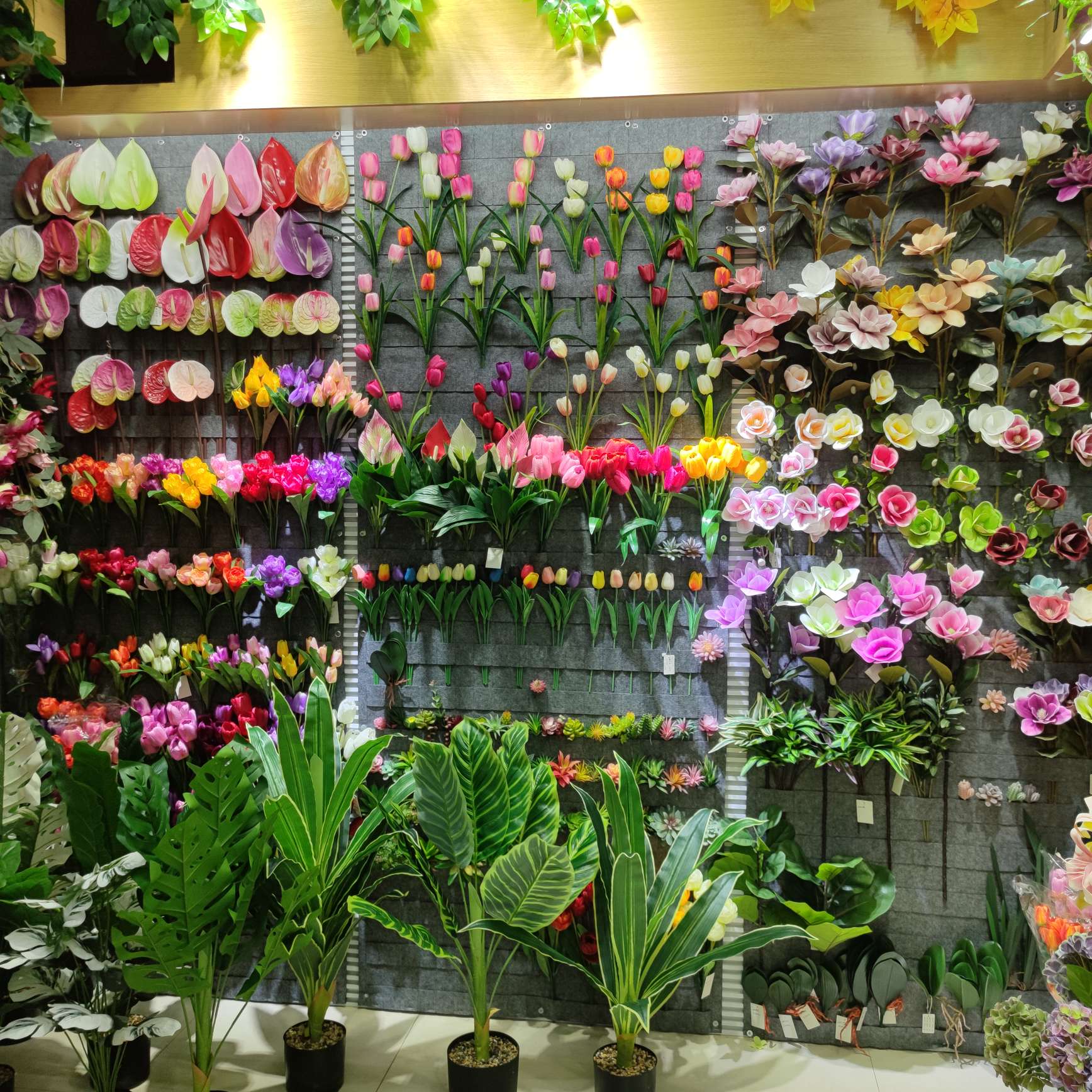 Artificial climbing ivy plants, grape green leaves, plastic artificial flowers, water pipes, and wrapped vines for ceiling decoration detail image 9