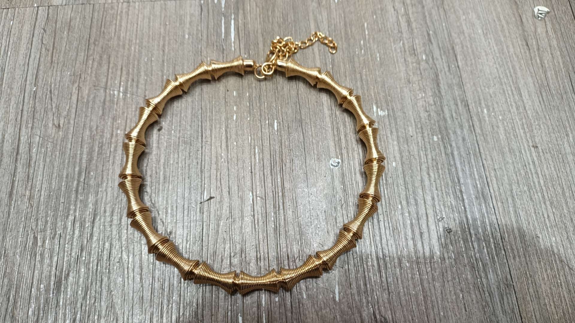 A fashionable spring collar