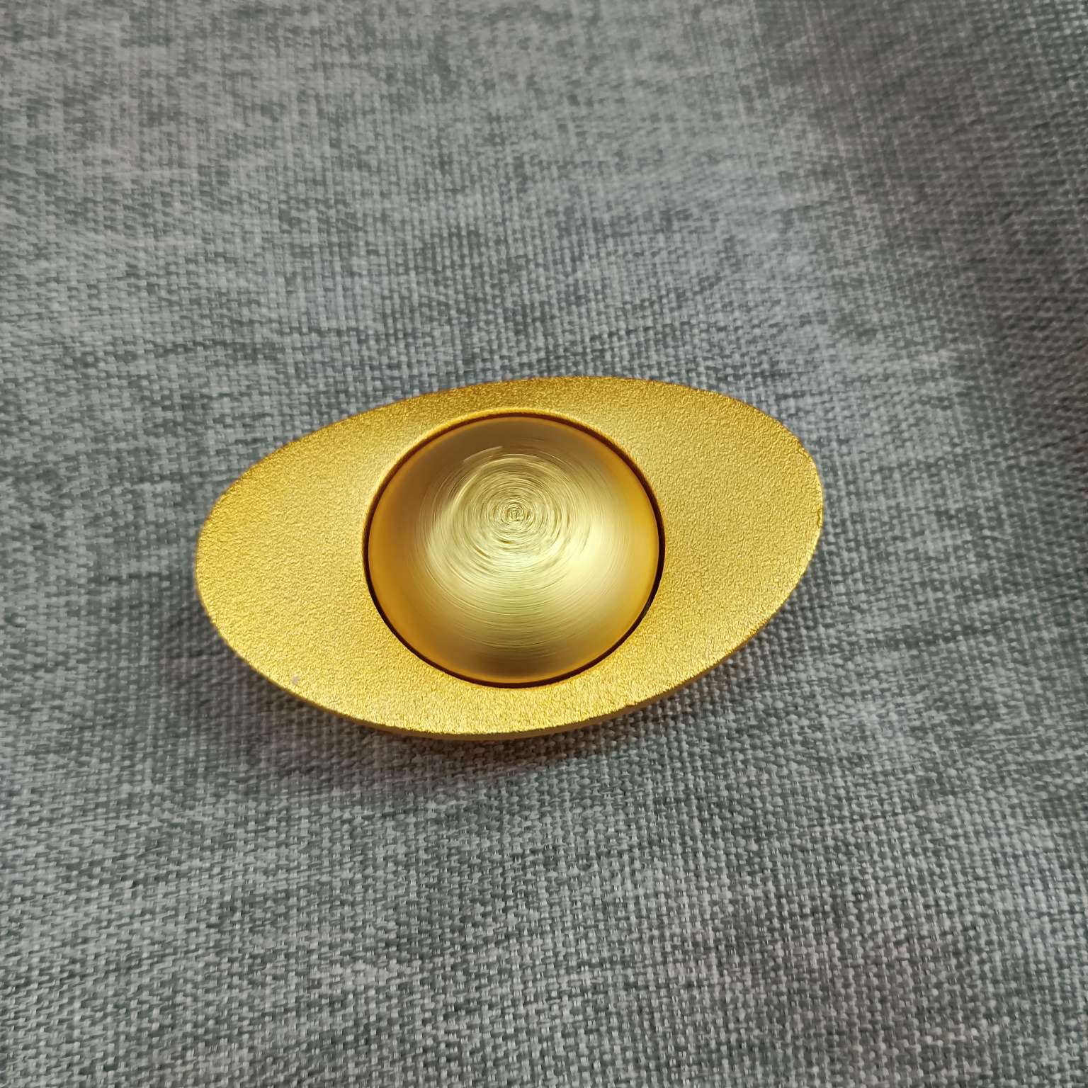 A gold ingot for wealth attraction hand-held ornament, a ten-thousand-tael gold ingot, measuring six centimeters detail image 3