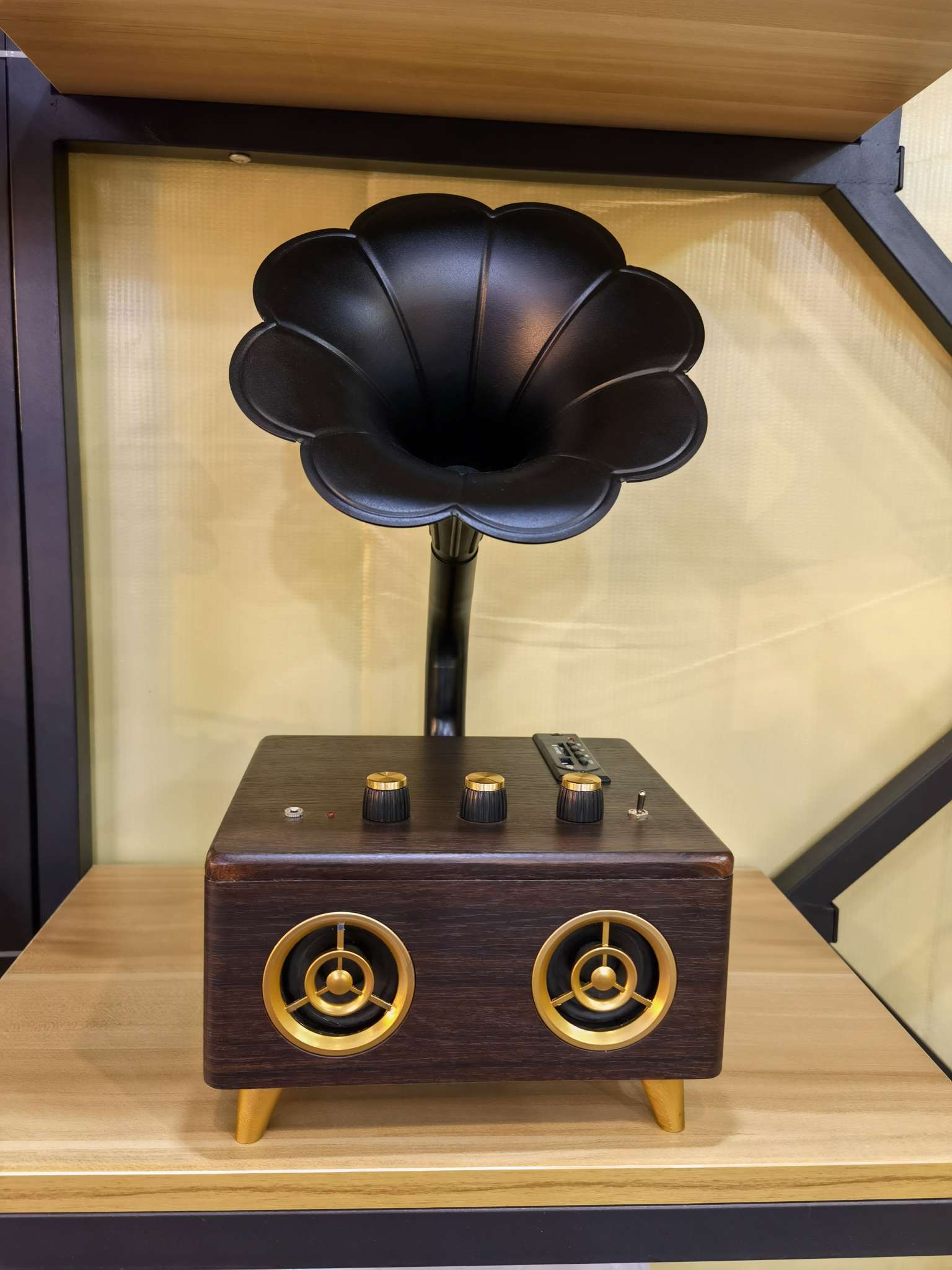 Metal body, lacquered base, high-end handicrafts, vases, ornaments, exquisite gifts, wooden handicrafts Item Picture
