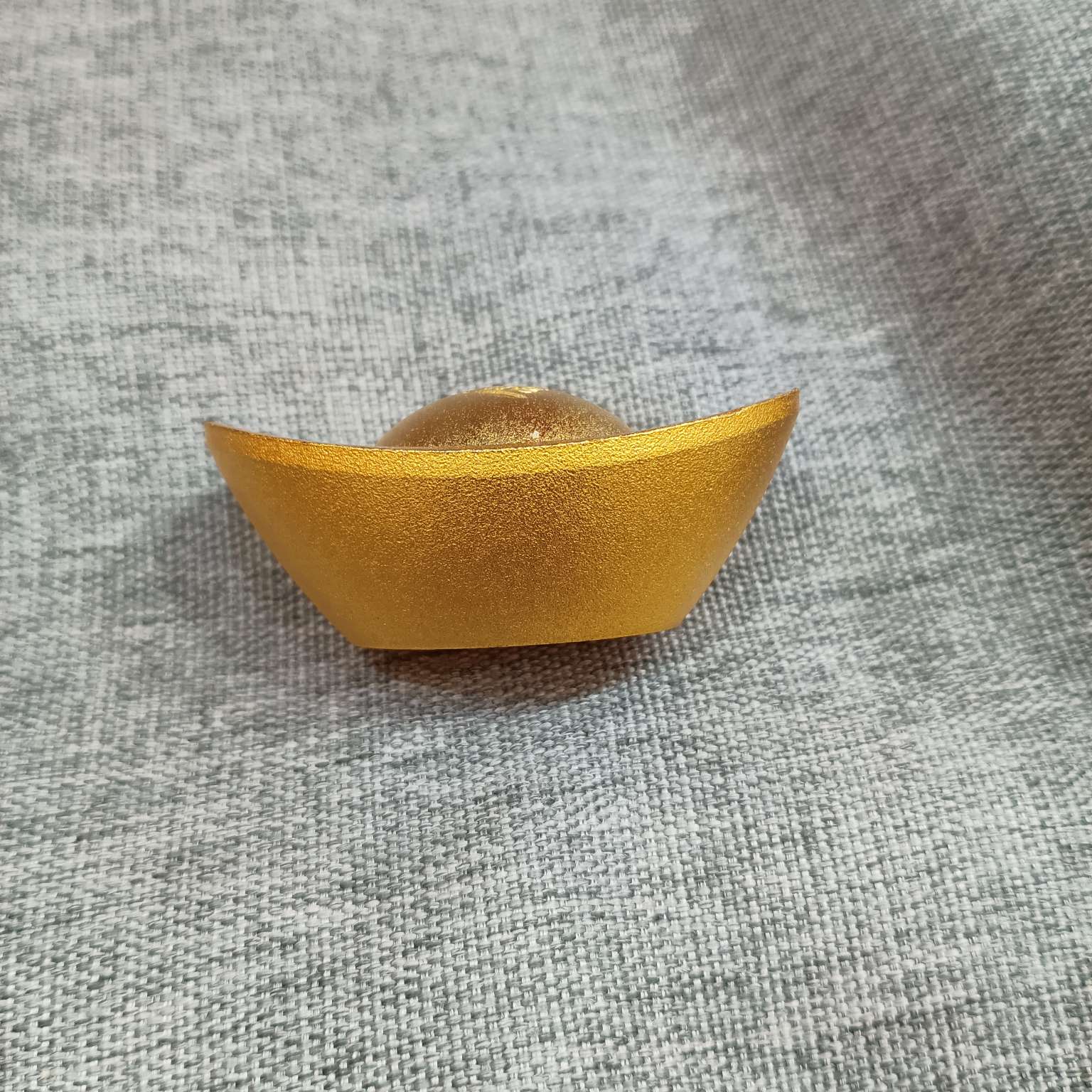 A gold ingot for wealth attraction hand-held ornament, a ten-thousand-tael gold ingot, measuring six centimeters Application Scenario