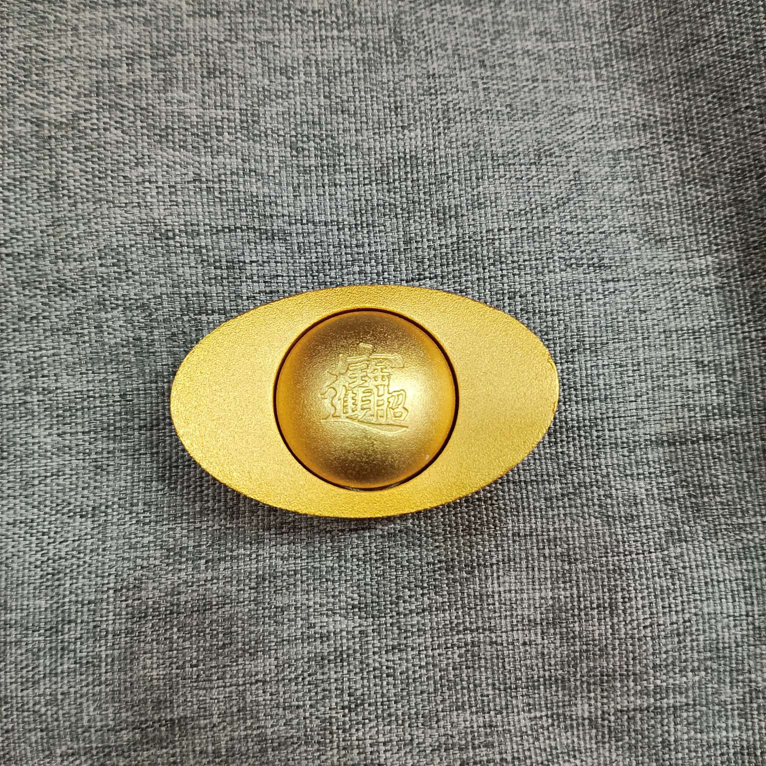 A gold ingot for wealth attraction hand-held ornament, a ten-thousand-tael gold ingot, measuring six centimeters Specification image