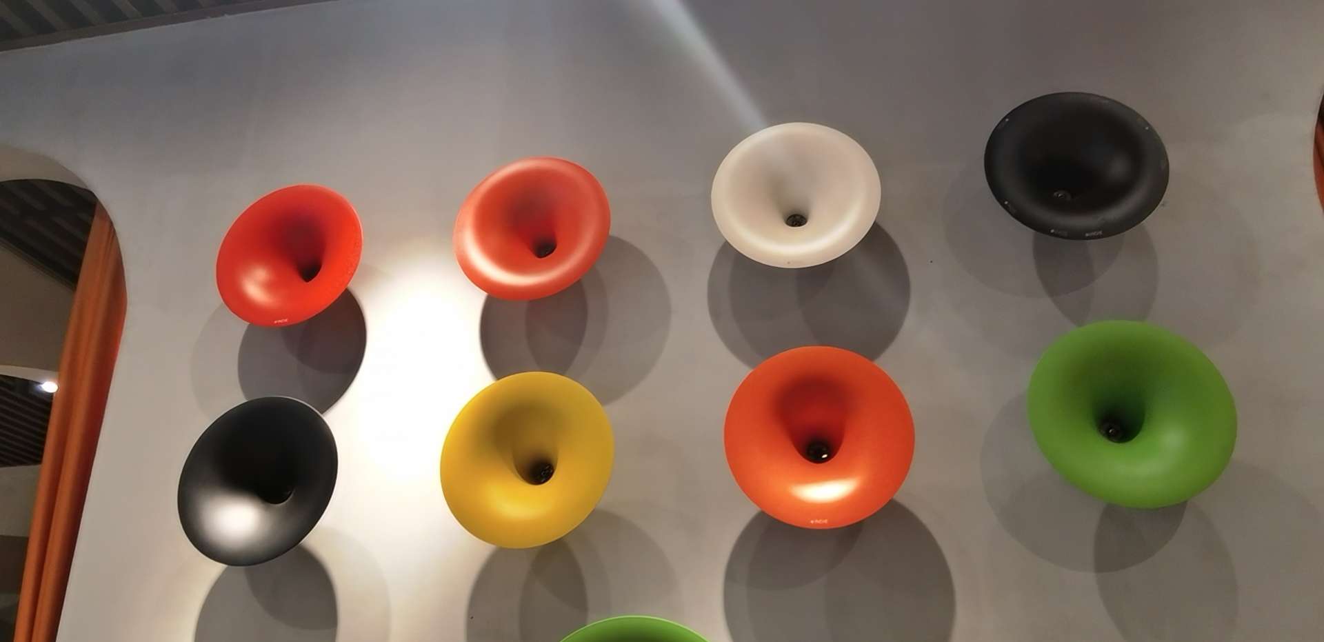 Metal body, lacquered base, high-end handicrafts, vases, ornaments, exquisite gifts, wooden handicrafts Application Scenario