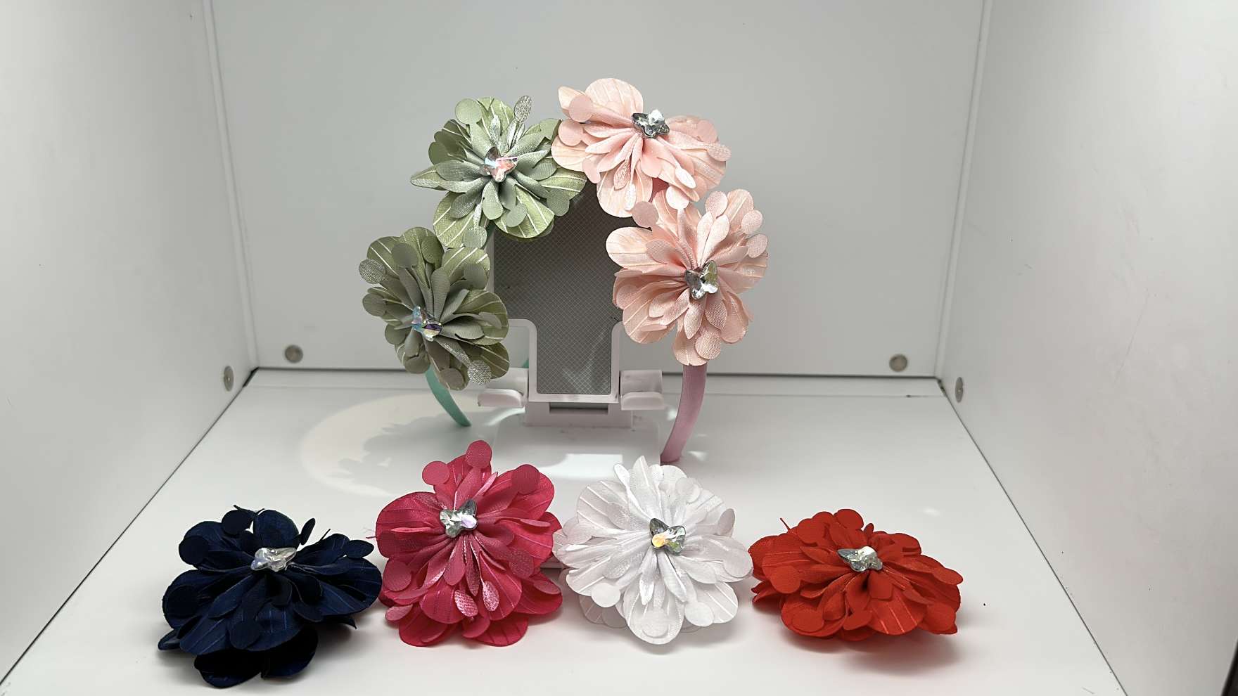 The new summer flower-shaped hair band is now available as a versatile headwear accessory for women. It is fashionable, elegant, durable and does no harm to hair quality detail image 2