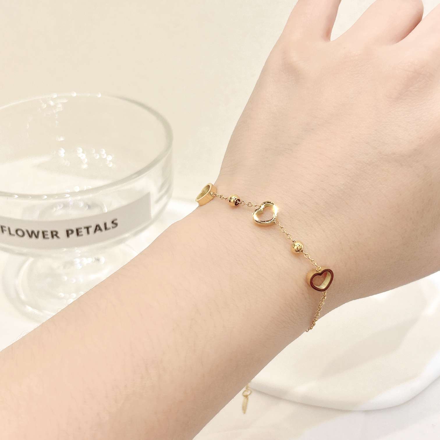 A simple and new titanium steel heart bracelet details Picture