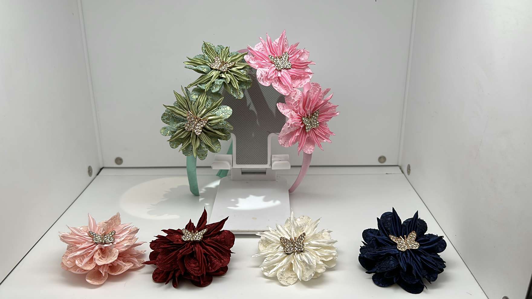 The new summer flower-shaped hair band is now available as a versatile headwear accessory for women. It is fashionable, elegant, durable and does no harm to hair quality