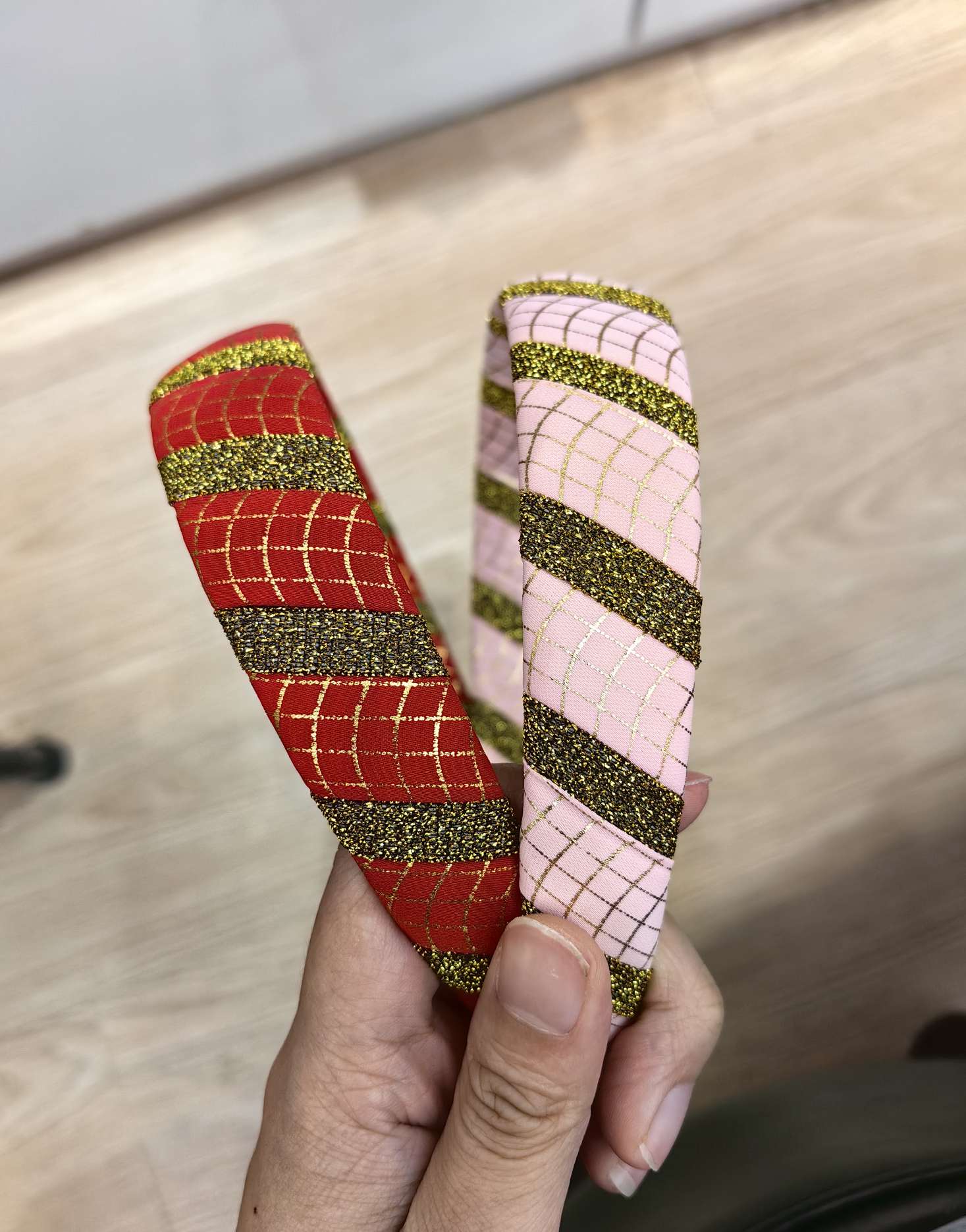 The bright silk patchwork checkered hair band is a classic and versatile accessory for women. It is a must-have for elegant and refined ladies