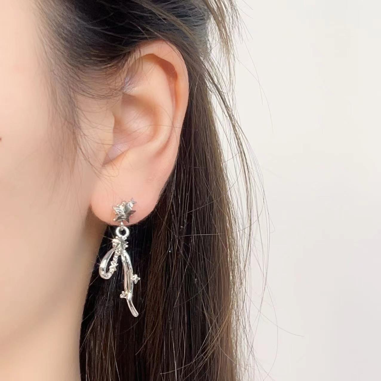 The 2024 new pearl earrings are high-end accessories, exquisite earrings and elegant stud earrings. They are essential accessories for fashionable ladies Specification image