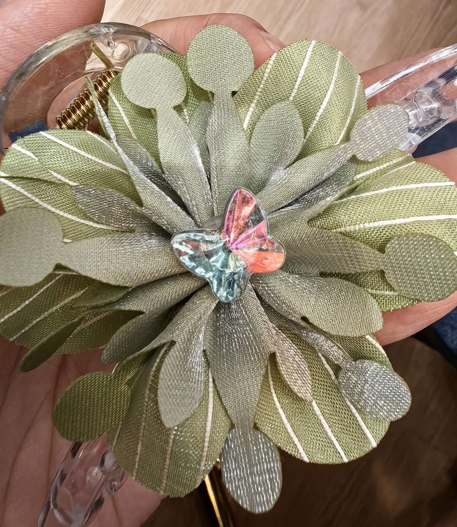 The new summer flower-shaped hair band is now available as a versatile headwear accessory for women. It is fashionable, elegant, durable and does no harm to hair quality Specification image