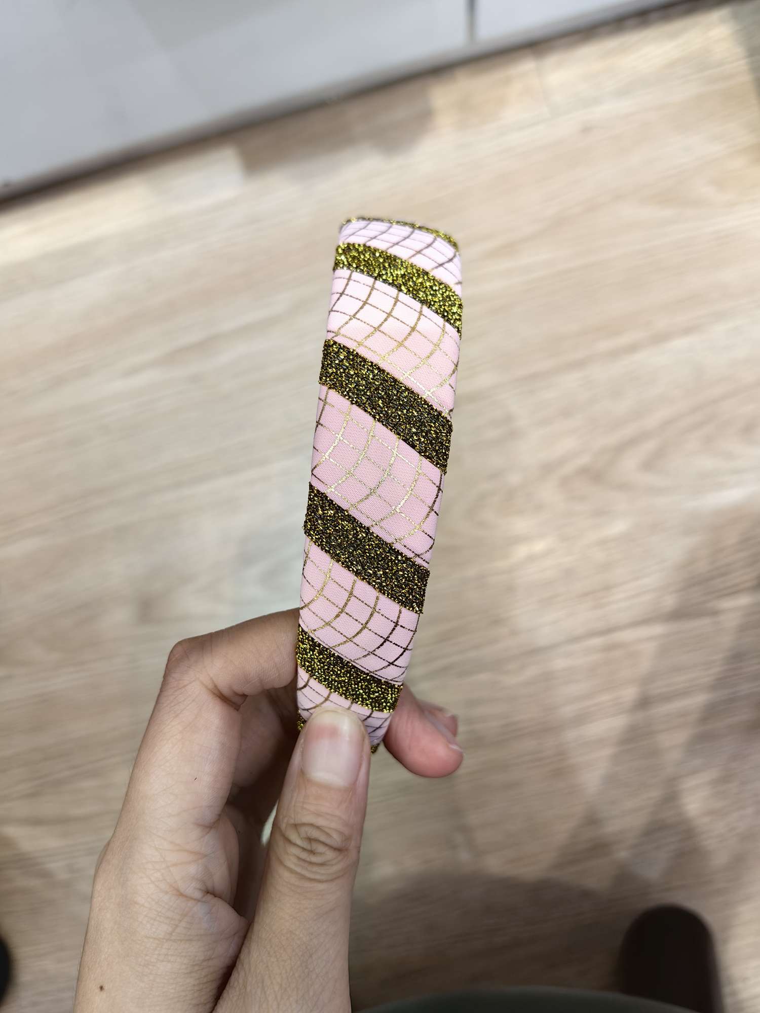 The bright silk patchwork checkered hair band is a classic and versatile accessory for women. It is a must-have for elegant and refined ladies Specification image