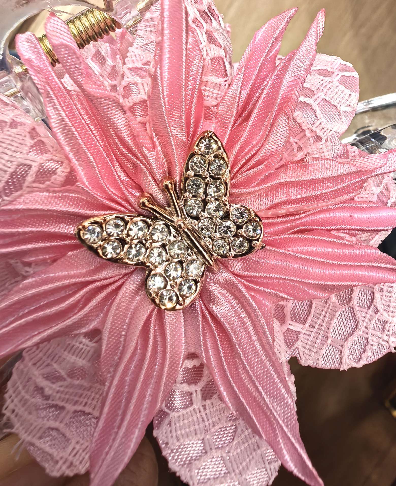 The new summer flower-shaped hair band is now available as a versatile headwear accessory for women. It is fashionable, elegant, durable and does no harm to hair quality Application Scenario