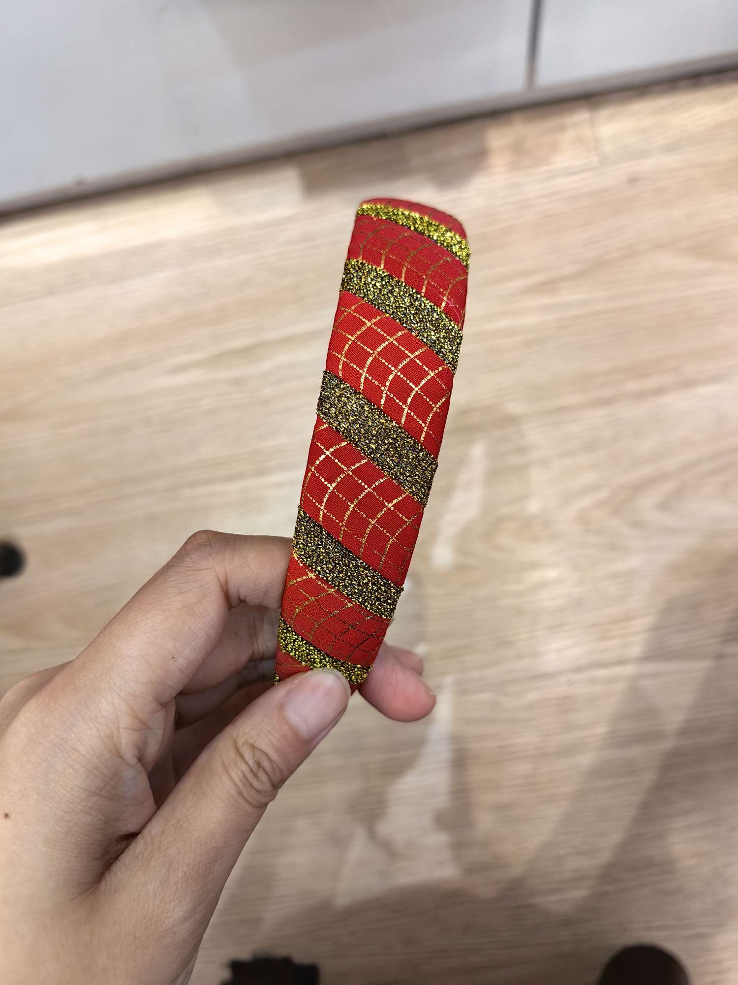 The bright silk patchwork checkered hair band is a classic and versatile accessory for women. It is a must-have for elegant and refined ladies details Picture