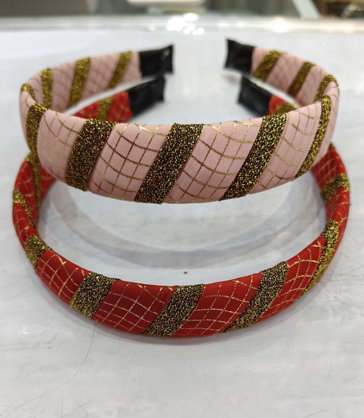 The bright silk patchwork checkered hair band is a classic and versatile accessory for women. It is a must-have for elegant and refined ladies Application Scenario