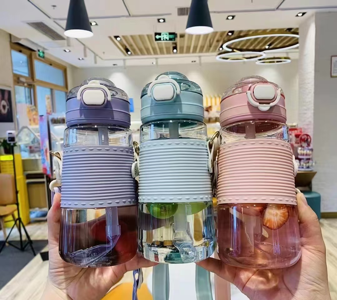 EYUN Yiyun Cute Student water Cup, Straw cup, girls' crossbody backpack water bottle, Plastic cup, portable 600ML children's cup Application Scenario