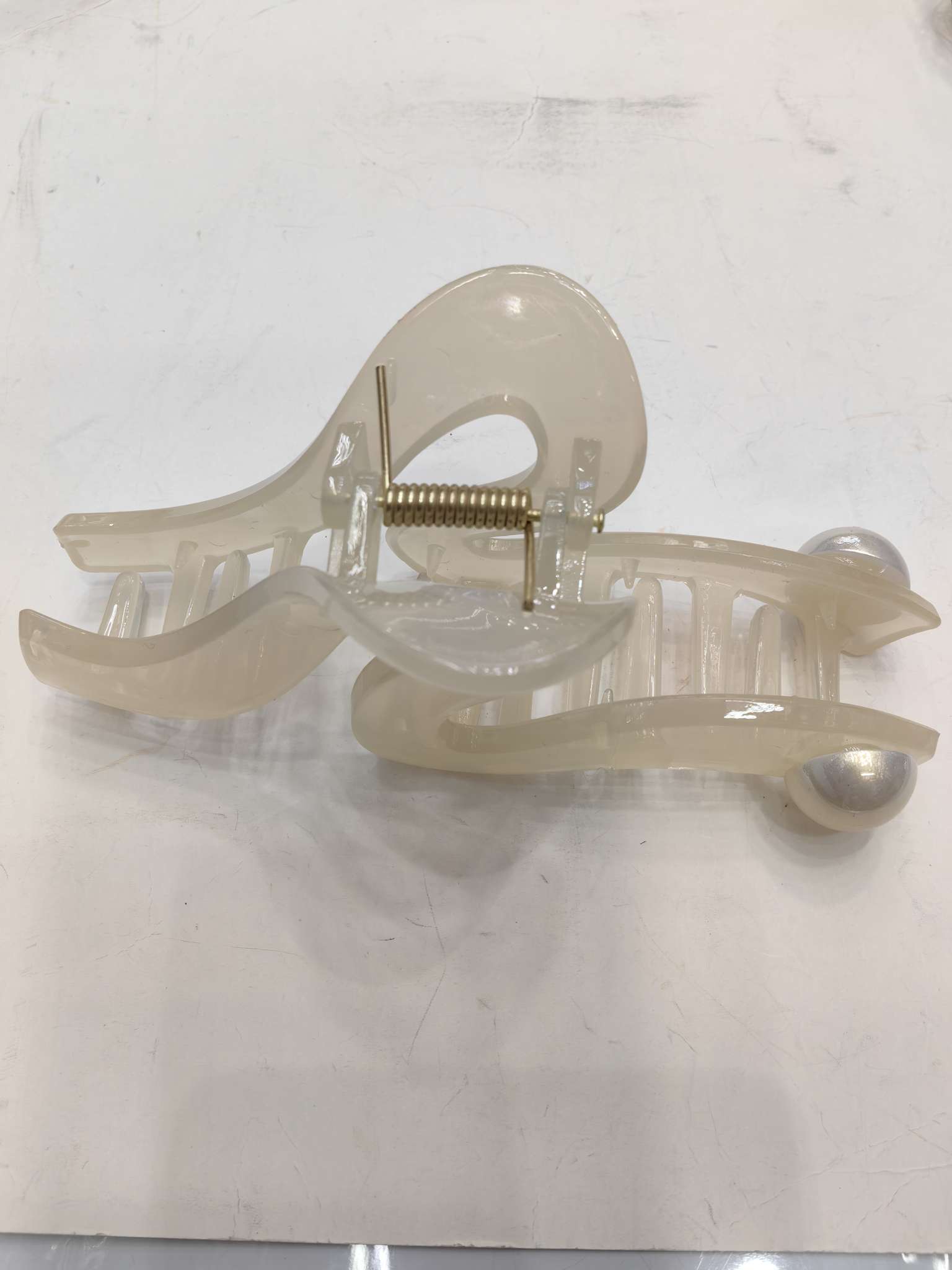 New bestseller, fashionable and trendy lightning-shaped pearl large claw clip, bright claw clip, updo and elegant claw clip head accessory details Picture