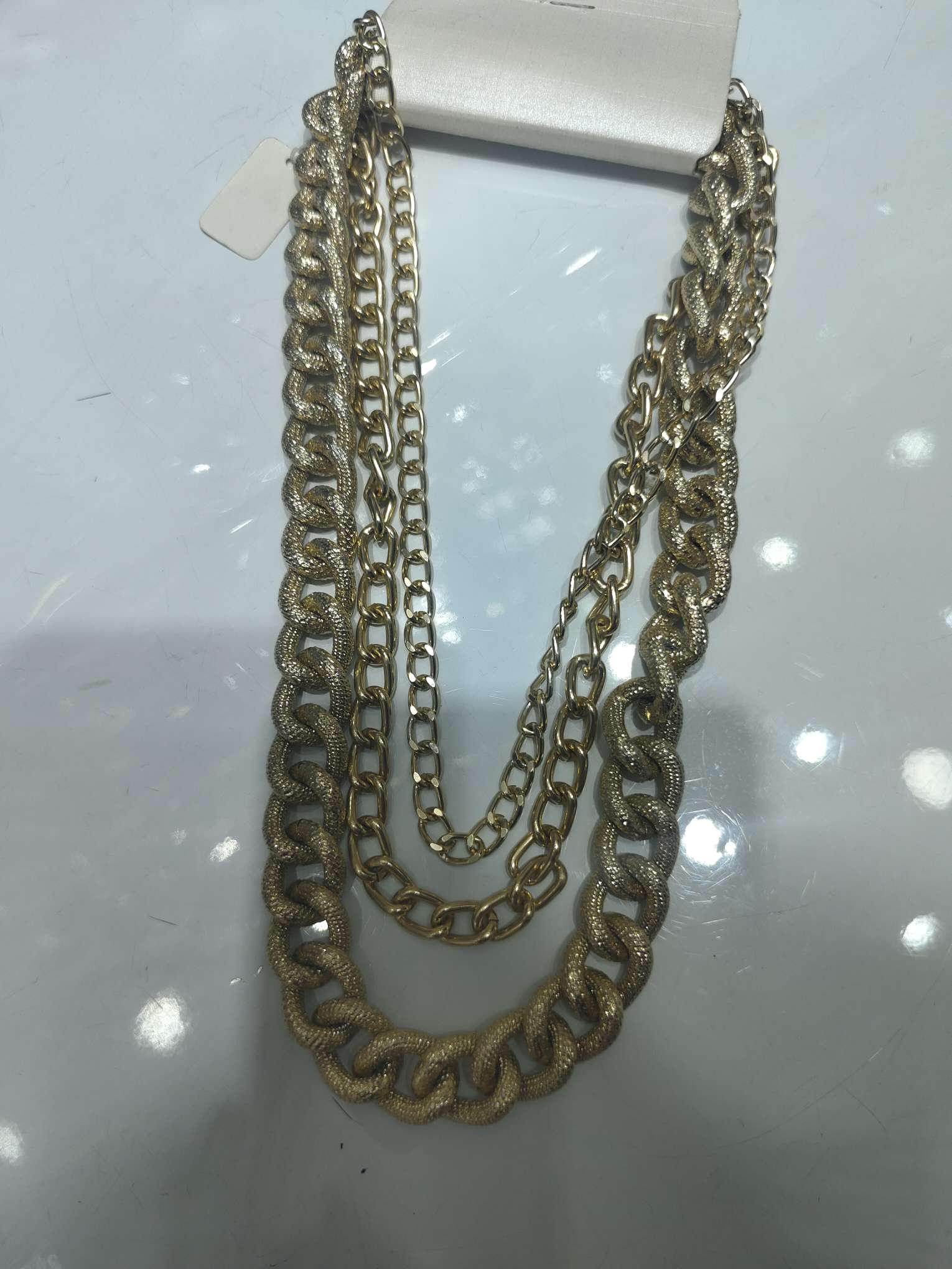 Exaggerated metal necklaces, elegant ladies' necklaces, simple, fashionable and exquisite gift jewelry details Picture