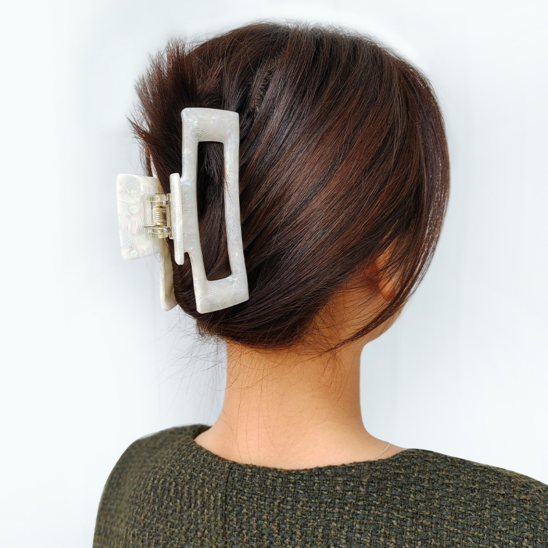 Of Merit Goods Miniso Acetate Series Of Small Square Jaw Clip Rectangle Temperament Stereoscopic Clip Hair Clip Hairpin Shark Shark Clip Application Scenario