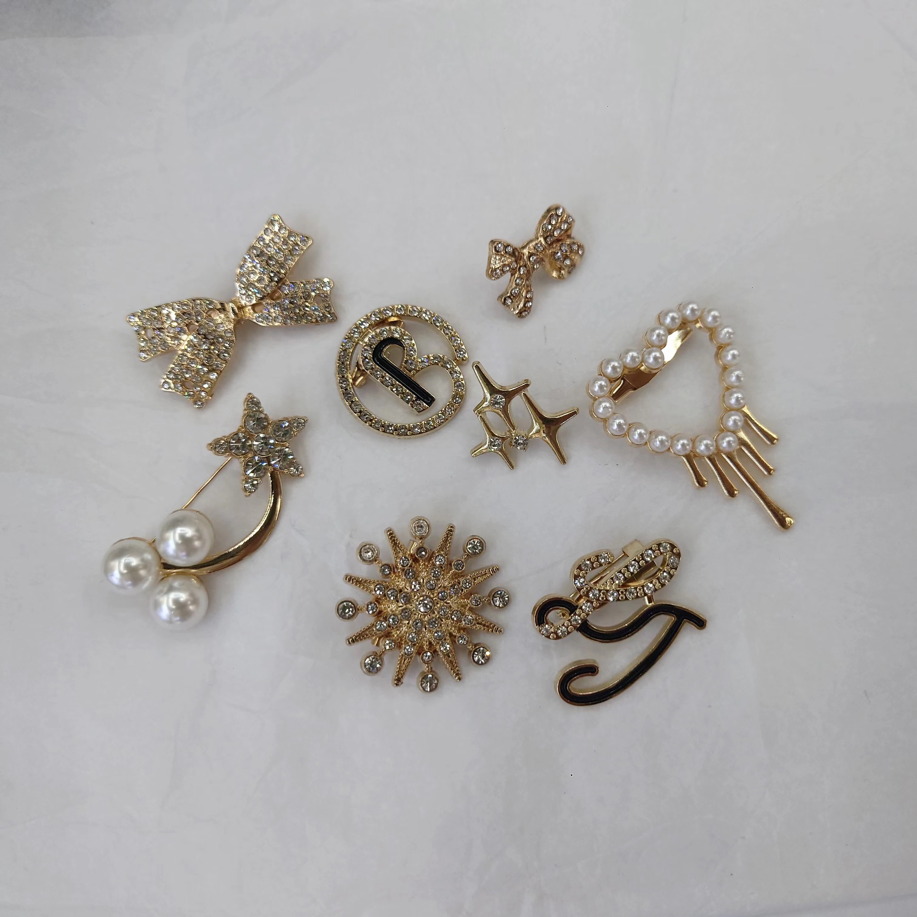 Hot-selling new style, high-end alloy pin buckle, diamond-encrusted brooch series for hats and coats, enhance your fashion taste. Clothing accessory buckle