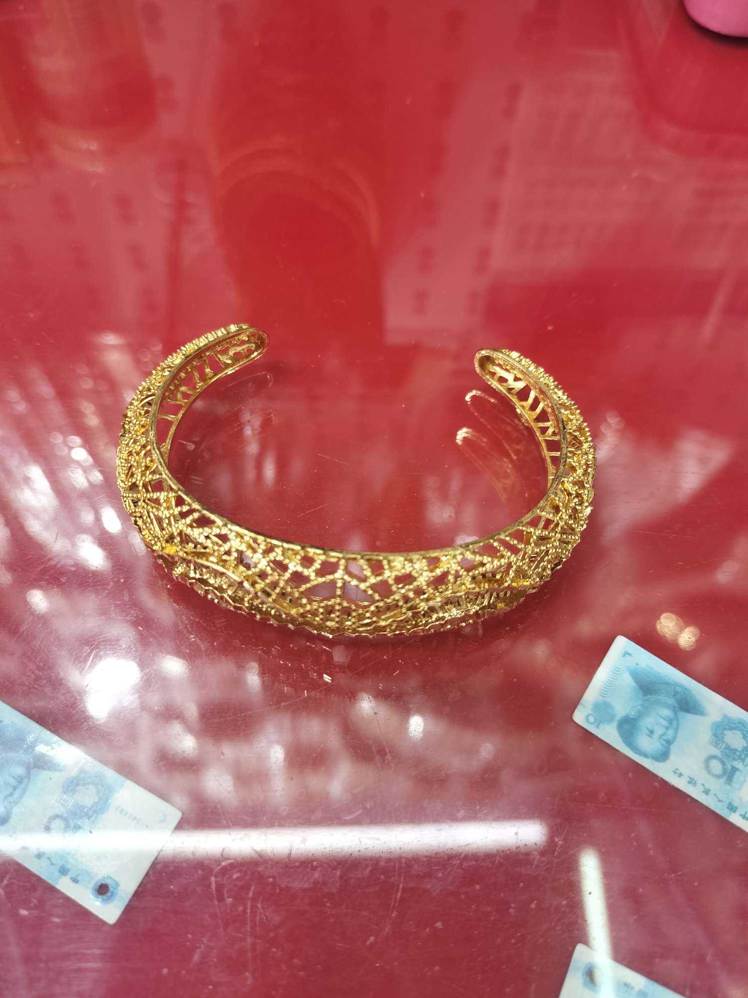 This all-copper anti-oxidation and color-preserving bracelet is a fashionable accessory for women's wrists and is wear-resistant and durable details Picture