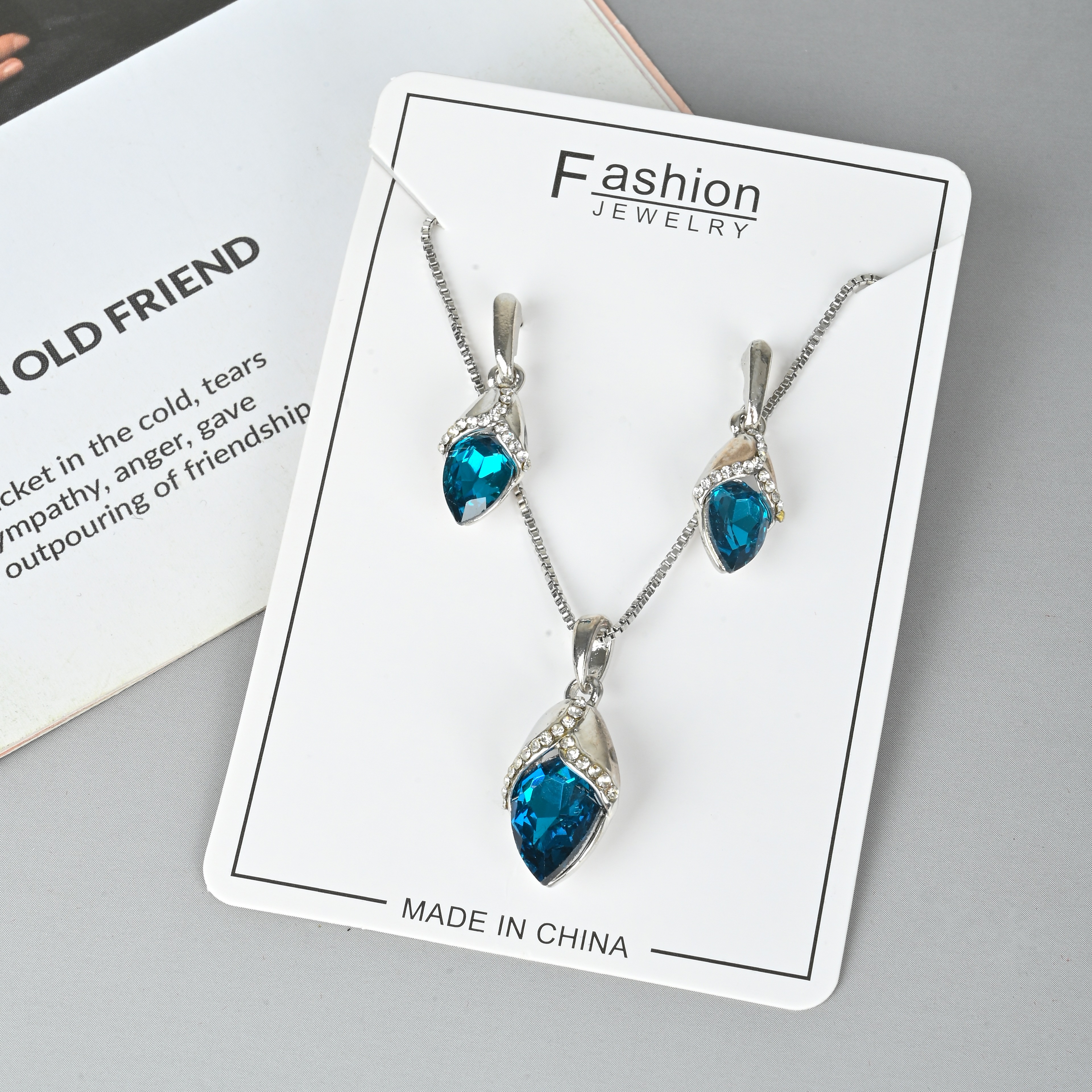 Cross-Border Good-Looking Rose Gold Alloy Crystal Necklace Earrings Set European And American Wedding Earrings Set Jewelry Application Scenario