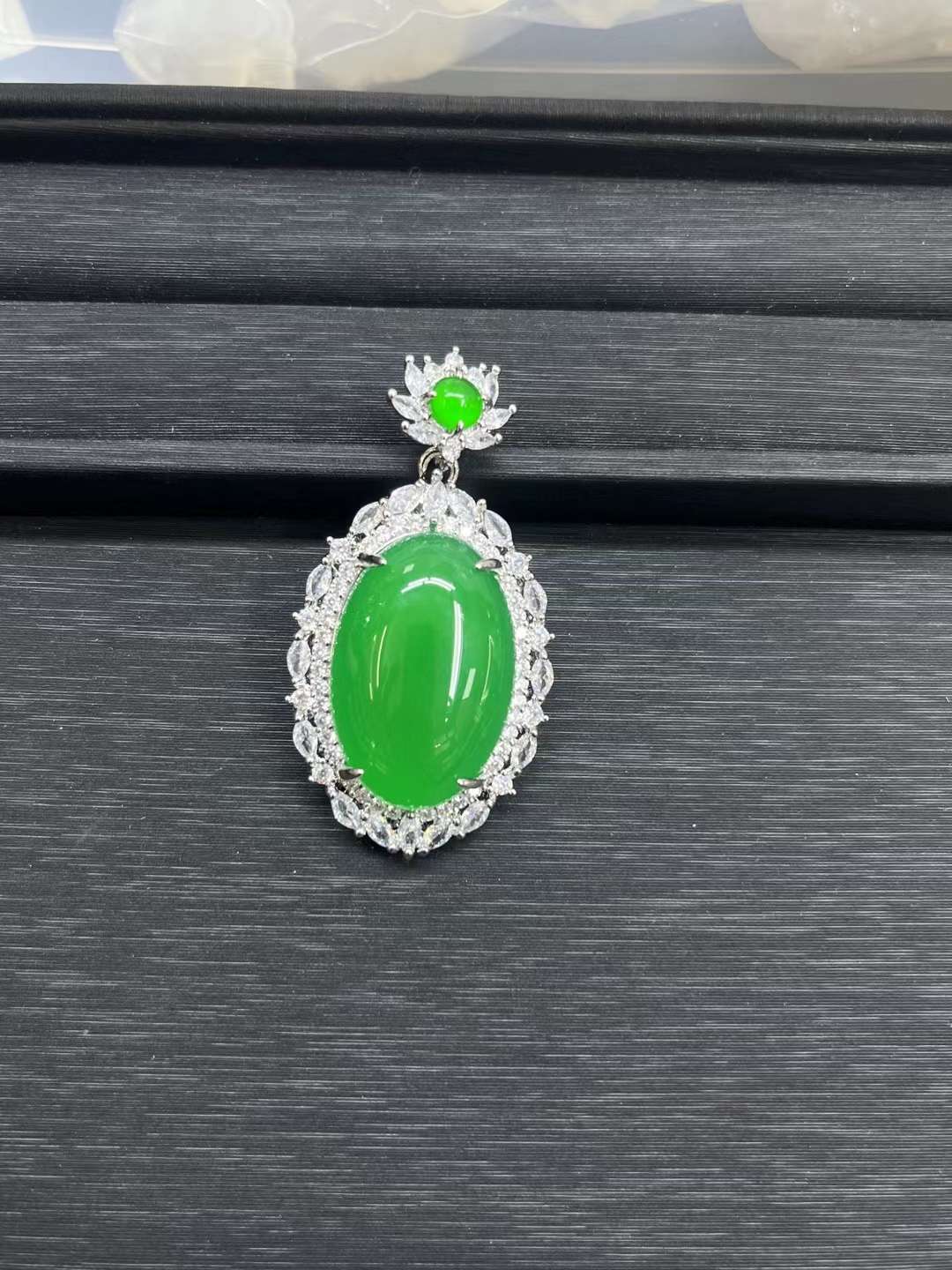 满锆铜托镶钻绿蛋面挂件，髓缘2024052811