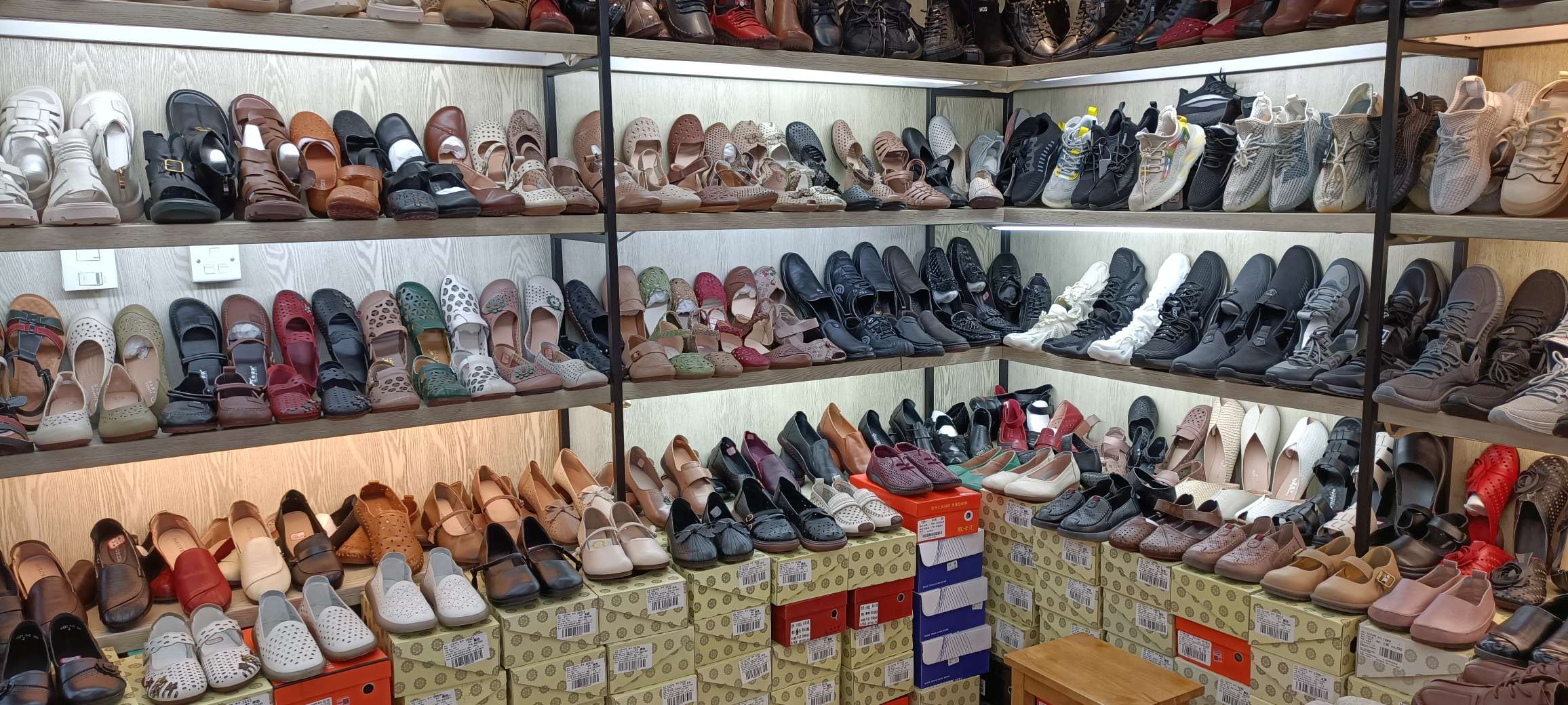 Wholesale and retail of women's casual single shoes, leather shoes, sandals and slippers