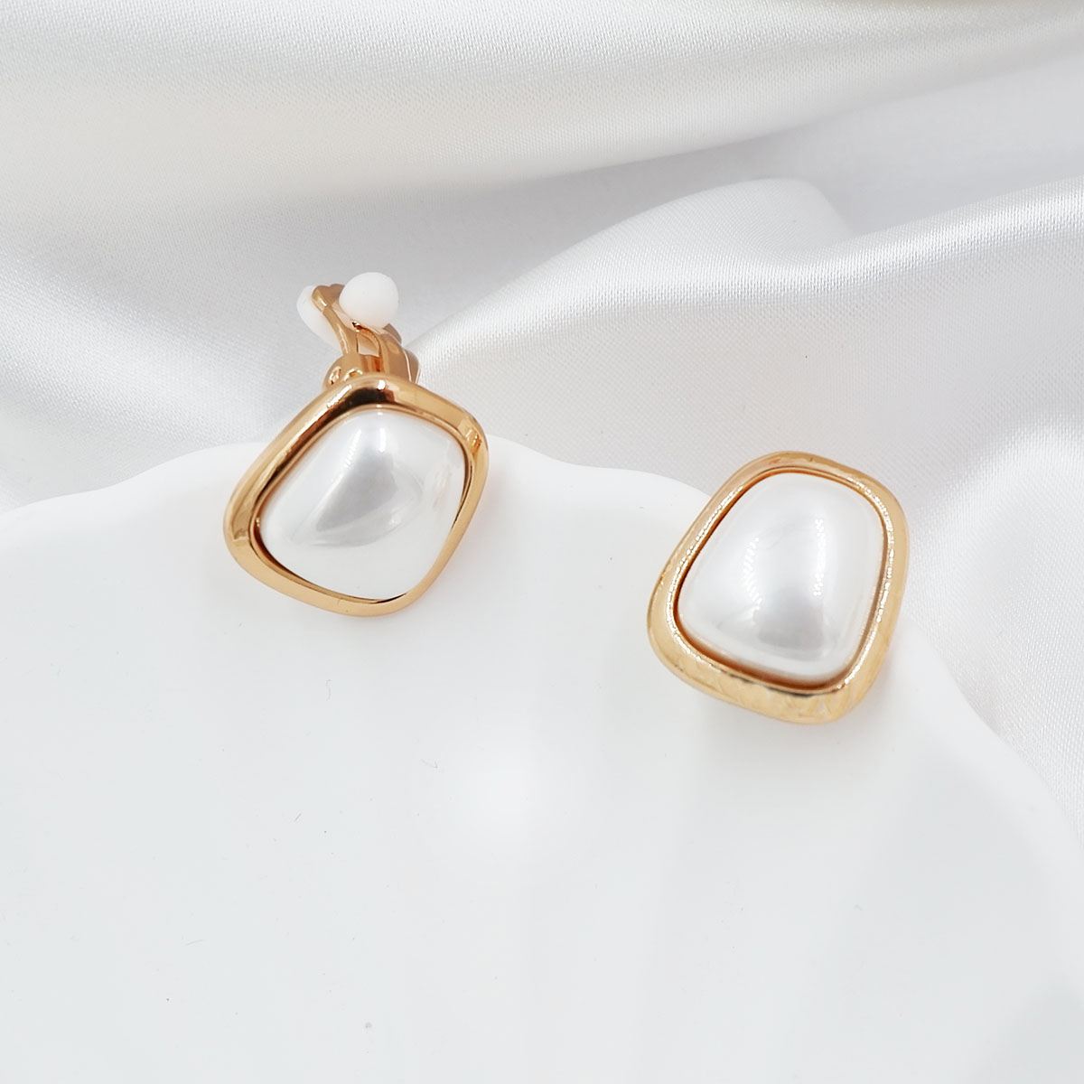 High Quality Shell Pearl With Alloy Ear Clips Item Picture
