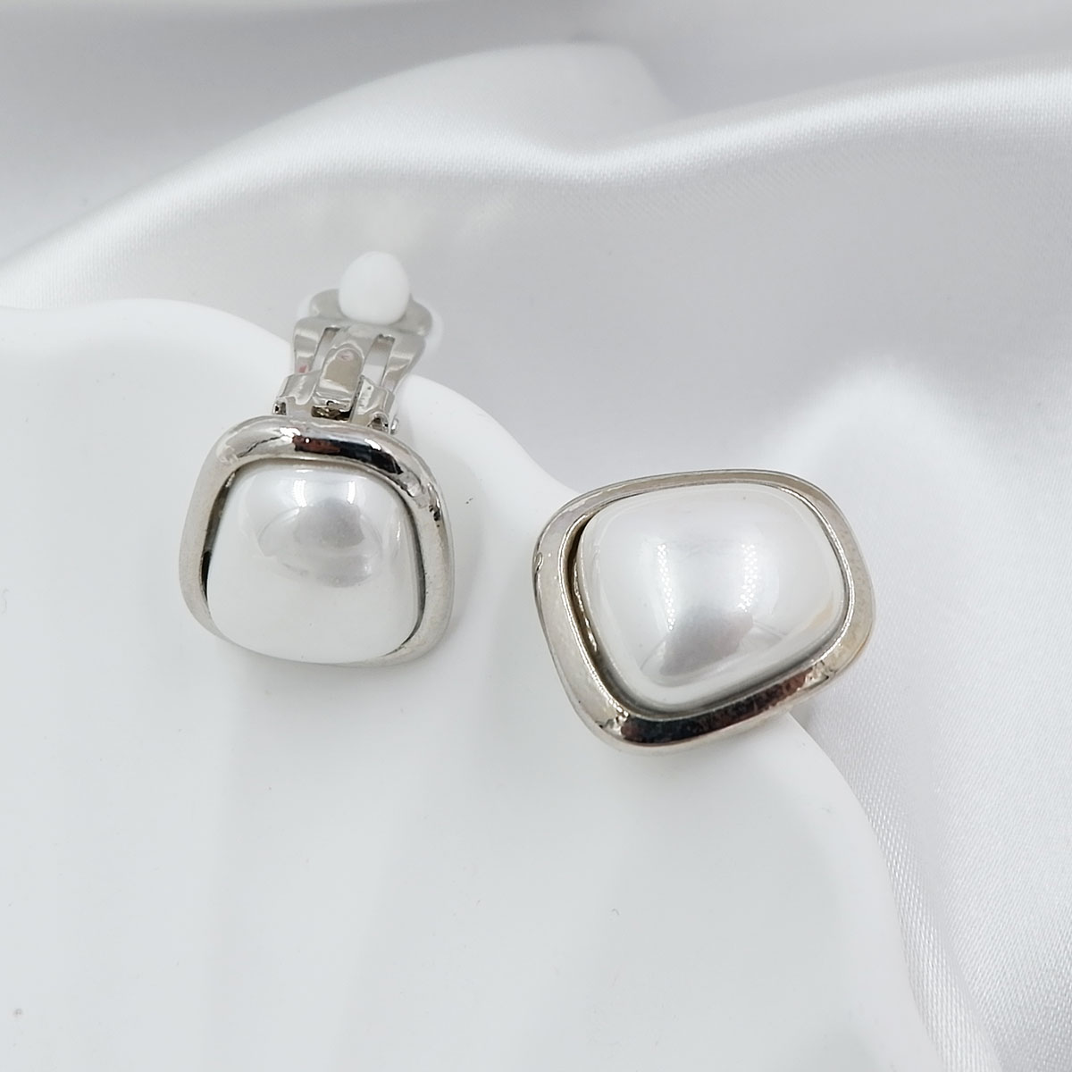 High Quality Shell Pearl With Alloy Ear Clips undefined