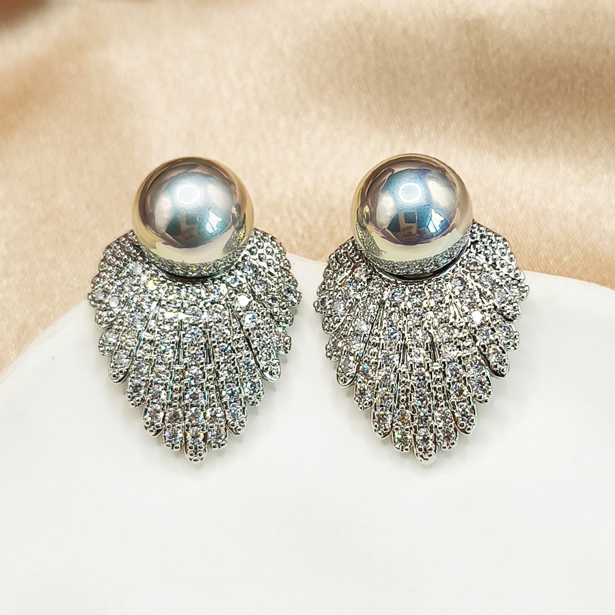 灰色满钻珍珠耳钉轻奢时尚高级感耳饰女通勤百搭日常