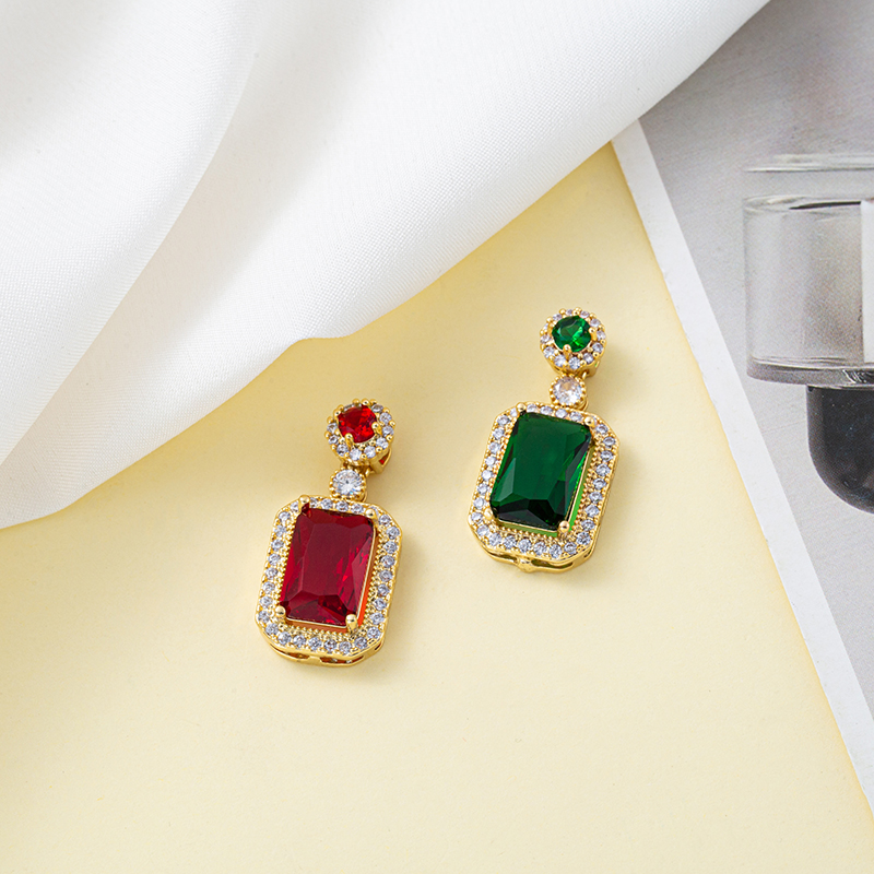 New emerald red zircon pendant women's necklace, 18K real gold color retention electroplated copper base exquisite collarbone chain, direct sales from the popular factory