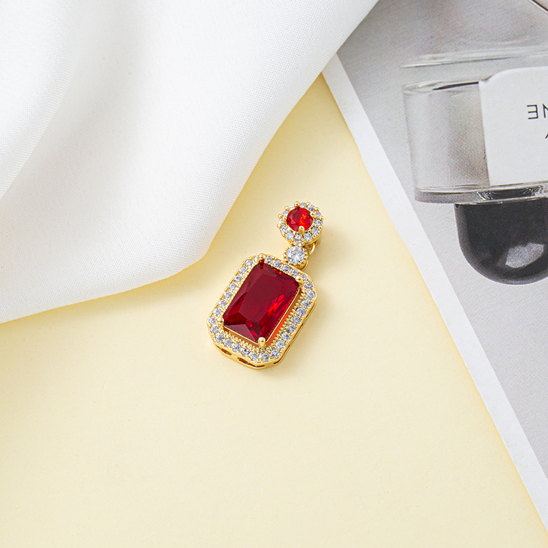 New emerald red zircon pendant women's necklace, 18K real gold color retention electroplated copper base exquisite collarbone chain, direct sales from the popular factory Specification image