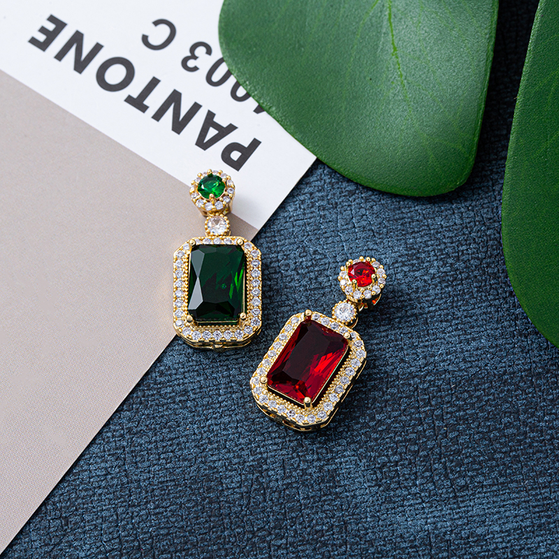 New emerald red zircon pendant women's necklace, 18K real gold color retention electroplated copper base exquisite collarbone chain, direct sales from the popular factory Application Scenario
