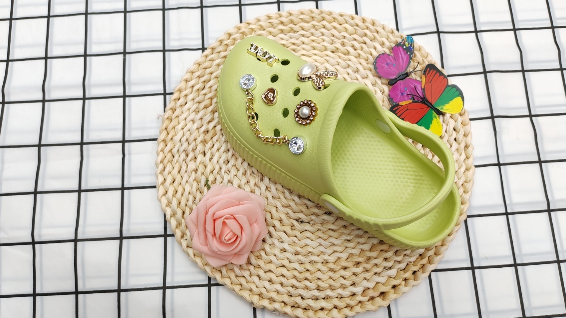 Women wearing clogs wear flip-flops outside in summer Application Scenario