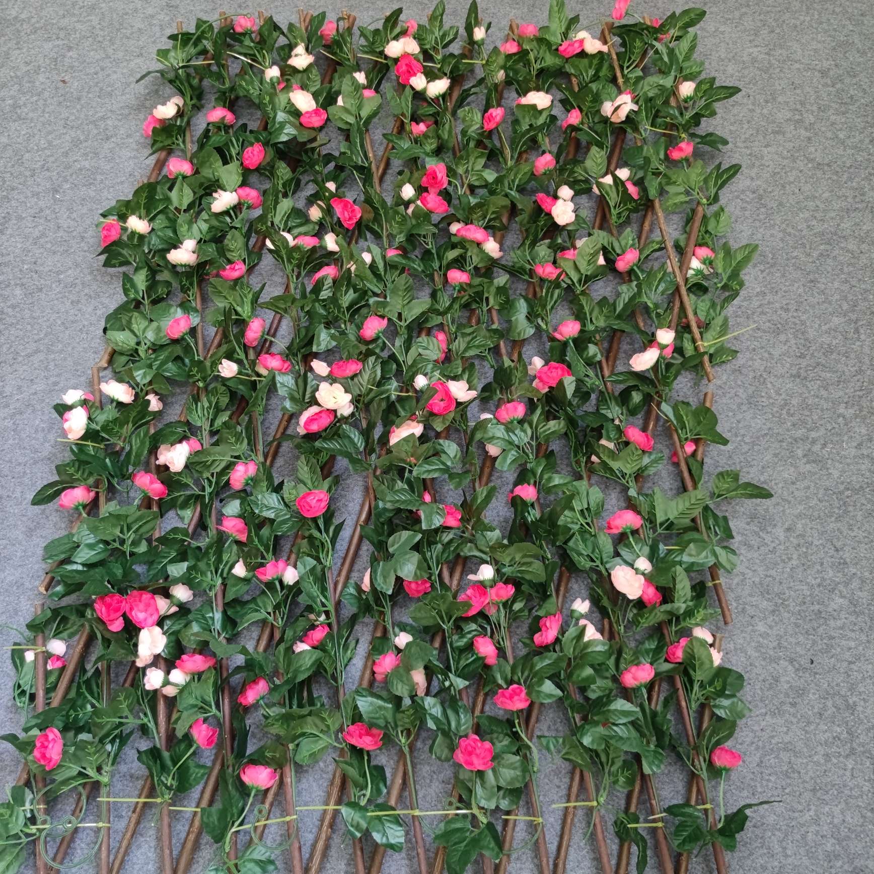 The iron crabapple seedlings, tray seedlings, potted flowers and Euphorbia milii bloom all year round. Office green plants purify the air