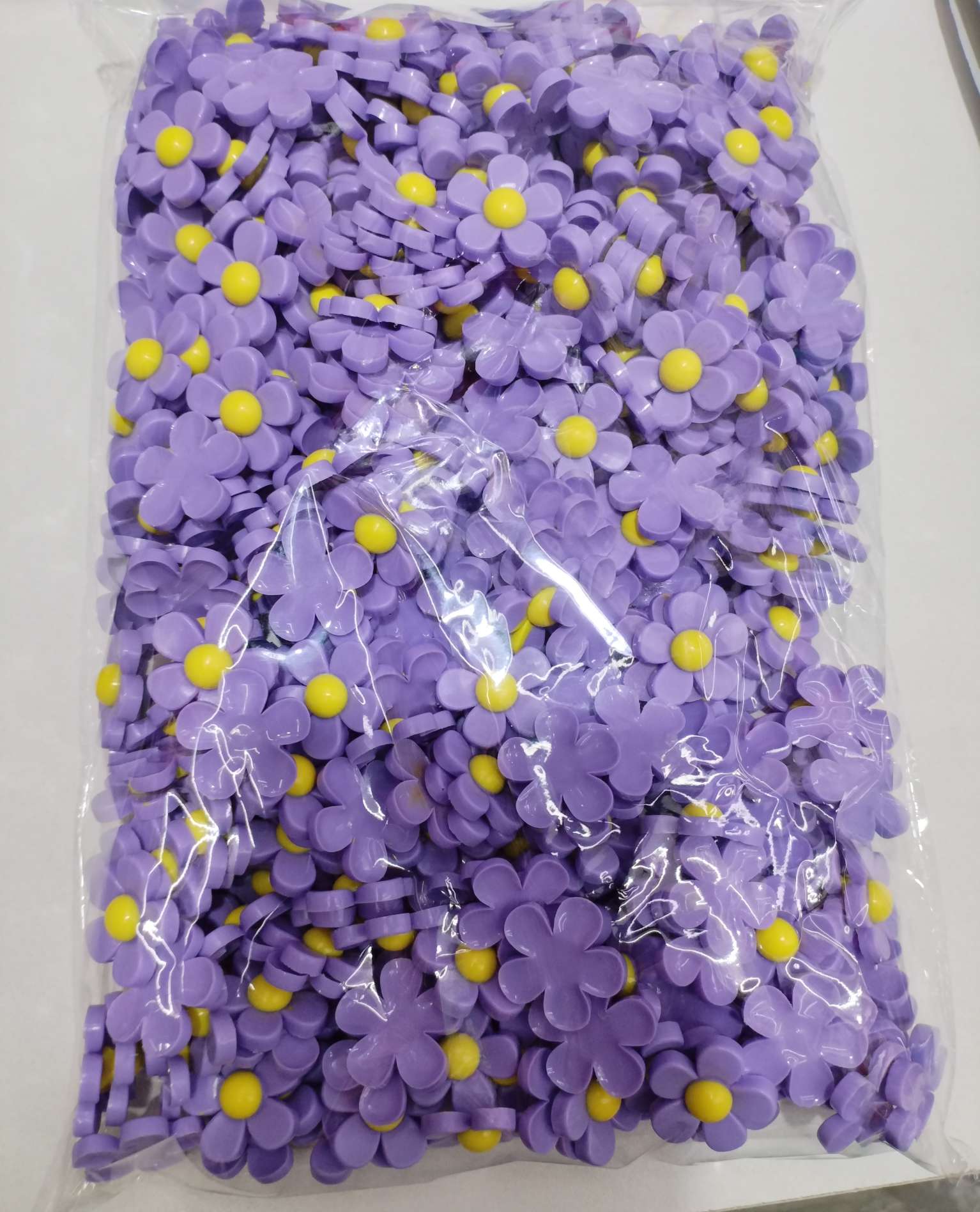 Cute flower-shaped PVC soft rubber decorative accessories, Crocs patch, phone case, fridge magnet patch Application Scenario
