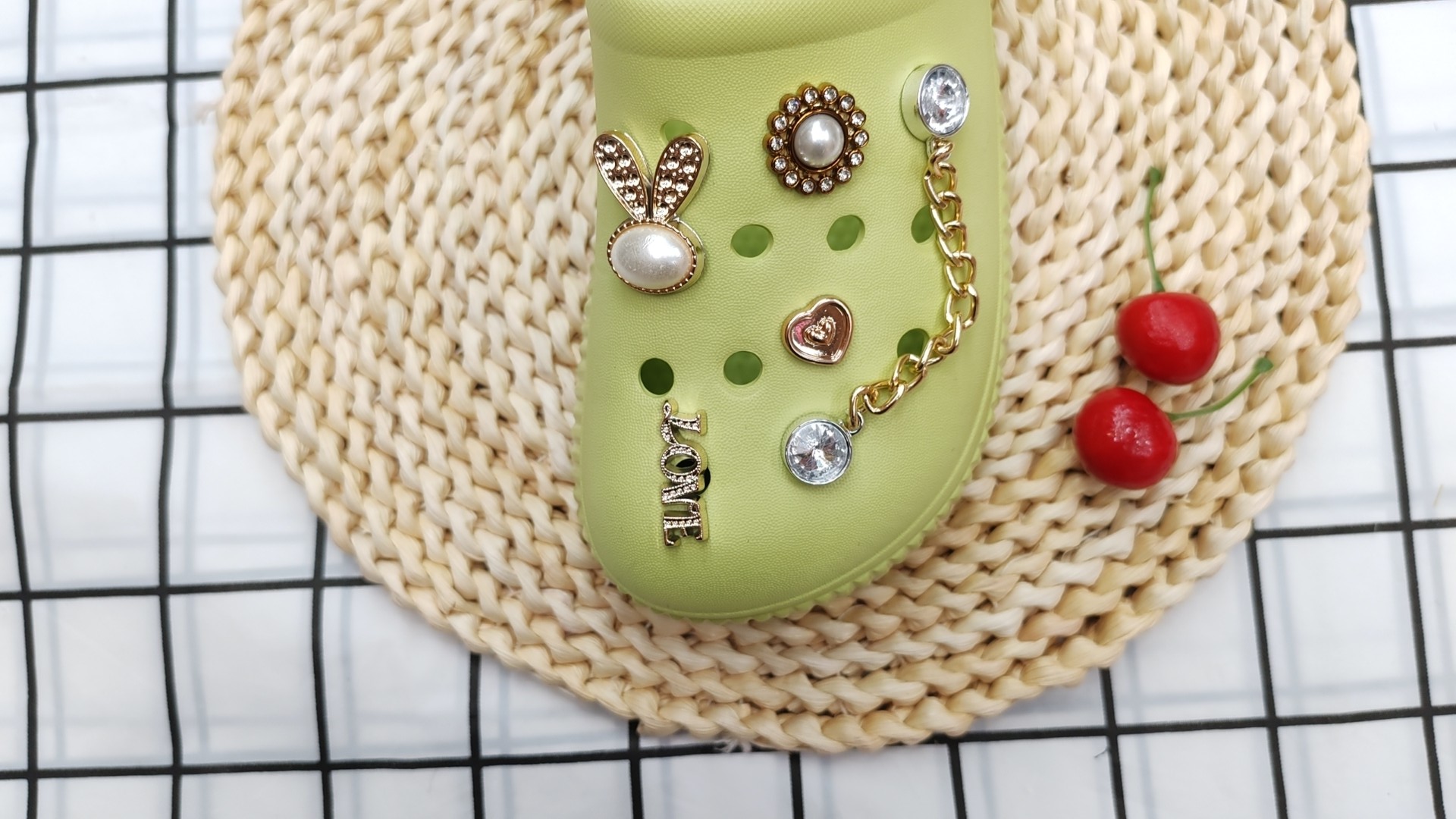 Women wearing clogs wear flip-flops outside in summer Specification image