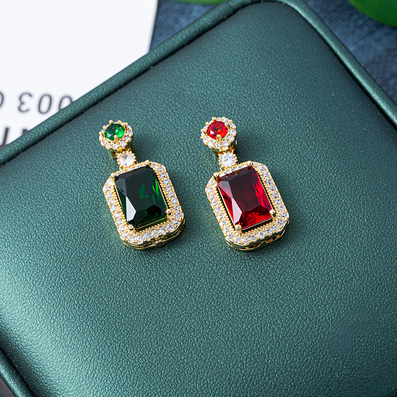 New emerald red zircon pendant women's necklace, 18K real gold color retention electroplated copper base exquisite collarbone chain, direct sales from the popular factory Item Picture