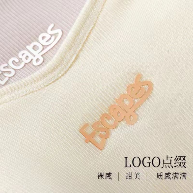 This strapless bra is a light-proof vest style for summer. It is a no-wear bra with thin shoulder straps and a small halter top to wrap around the chest Item Picture