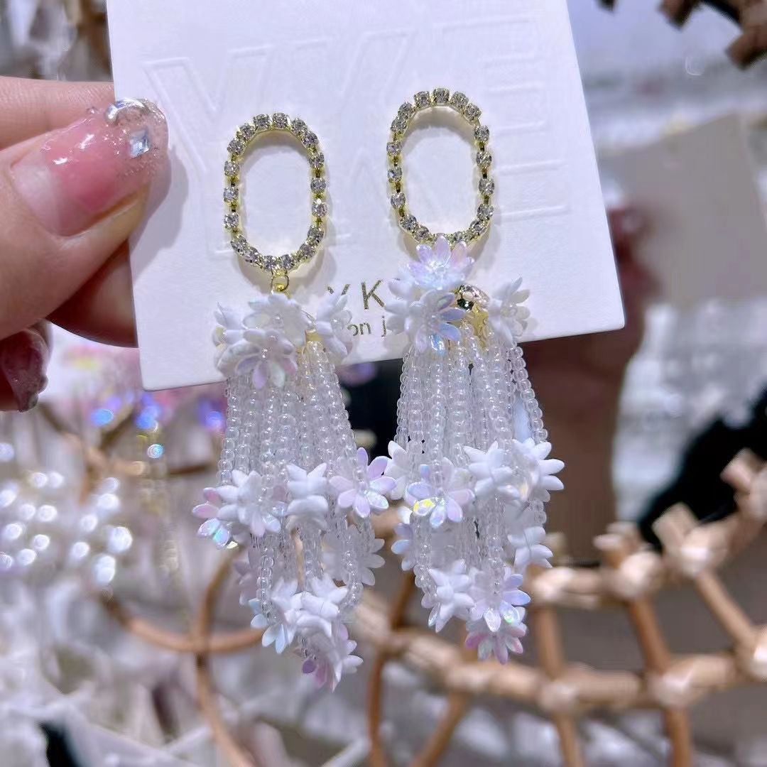 夏季多巴胺小花流苏耳环串珠耳饰摄影拍照视频必备款耳坠耳饰产品图