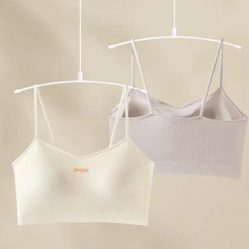 This strapless bra is a light-proof vest style for summer. It is a no-wear bra with thin shoulder straps and a small halter top to wrap around the chest details Picture