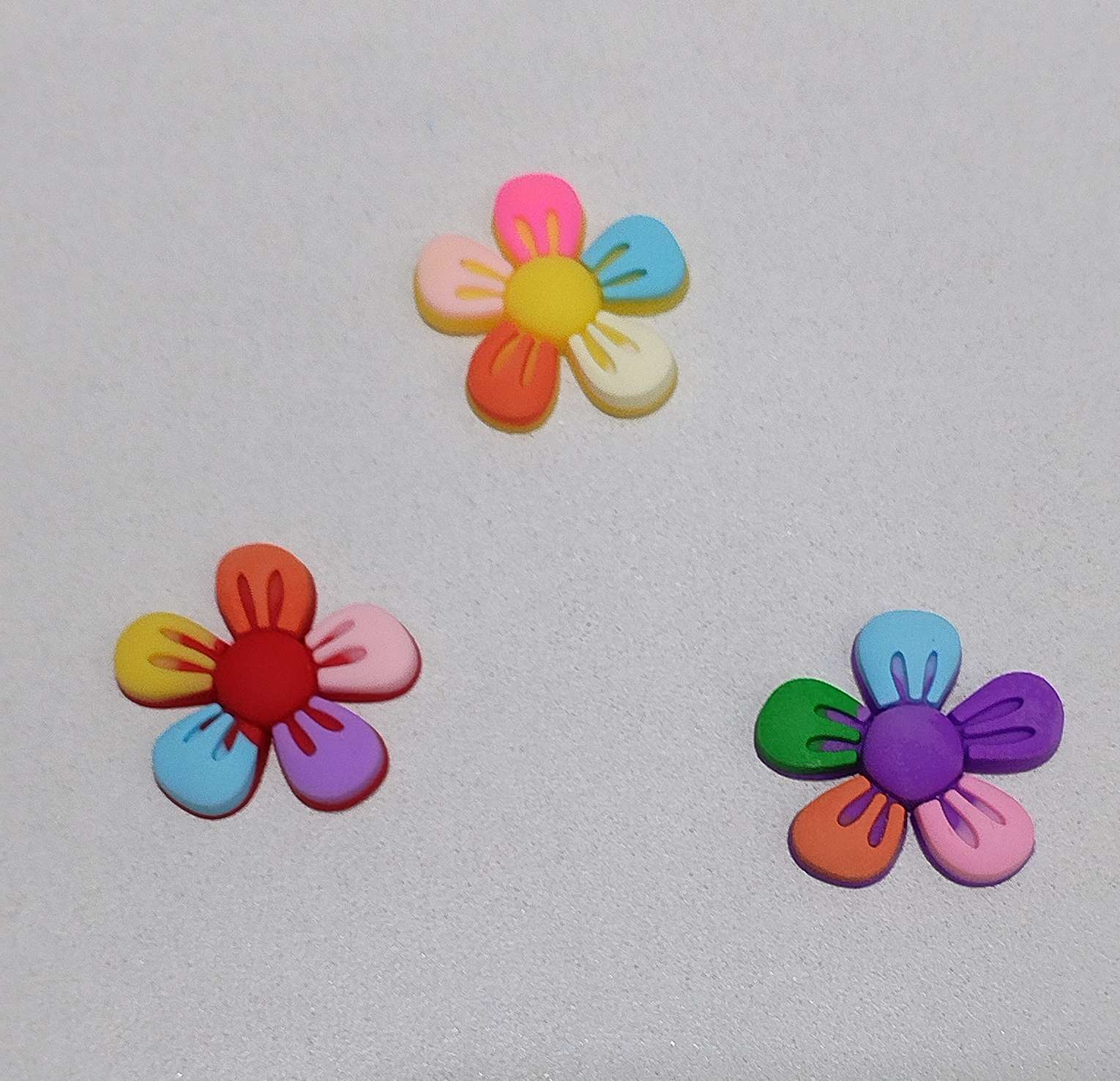 DIY semi-finished jewelry accessories, five-color small flower PVC jewelry patches. Children's hair clip accessories, crocs accessories, phone cases and refrigerator patches